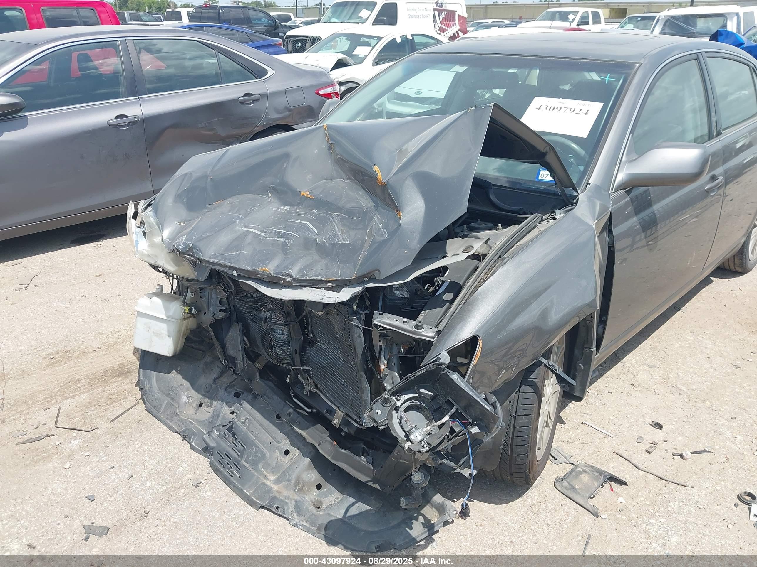 TOYOTA AVALON image 6