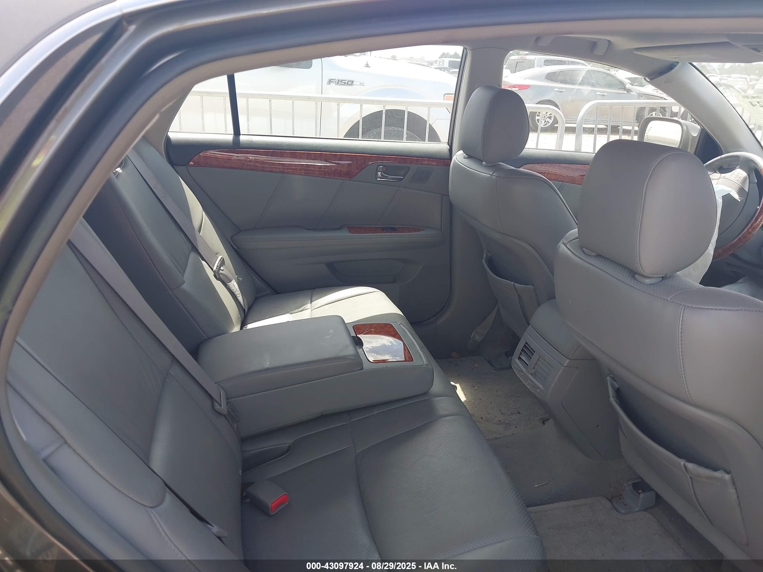 TOYOTA AVALON image 8
