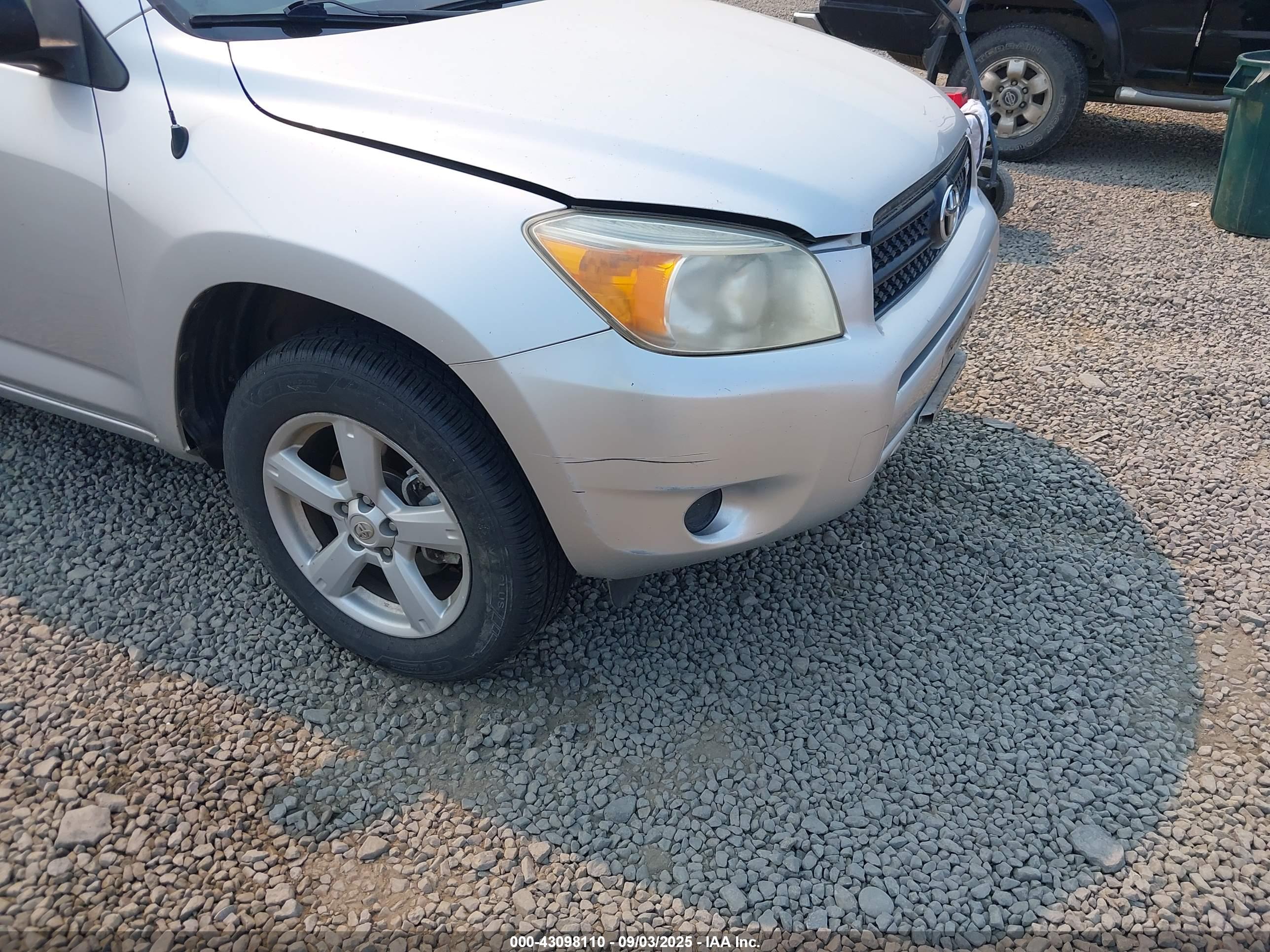 TOYOTA RAV4 image 6