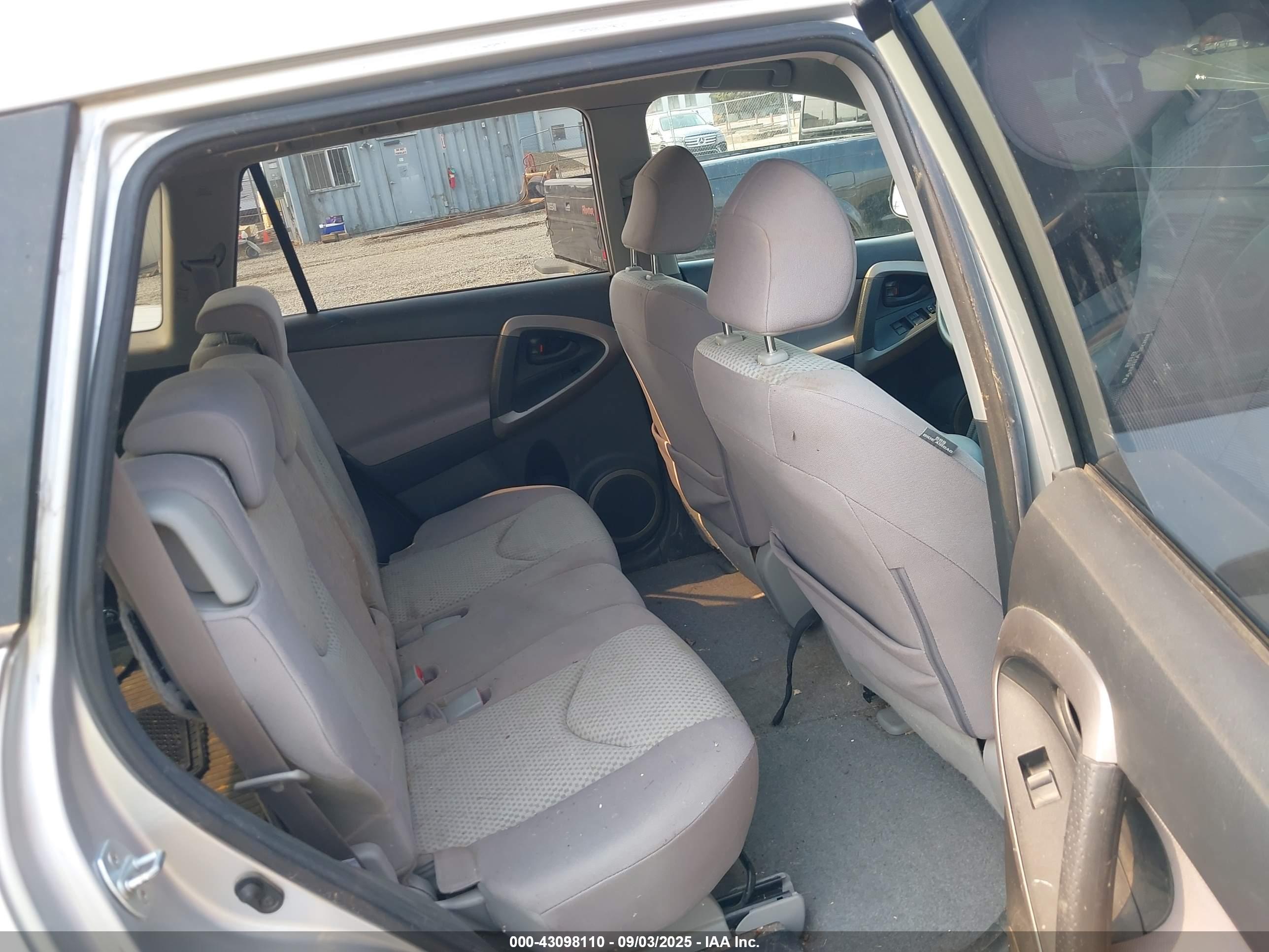 TOYOTA RAV4 image 8