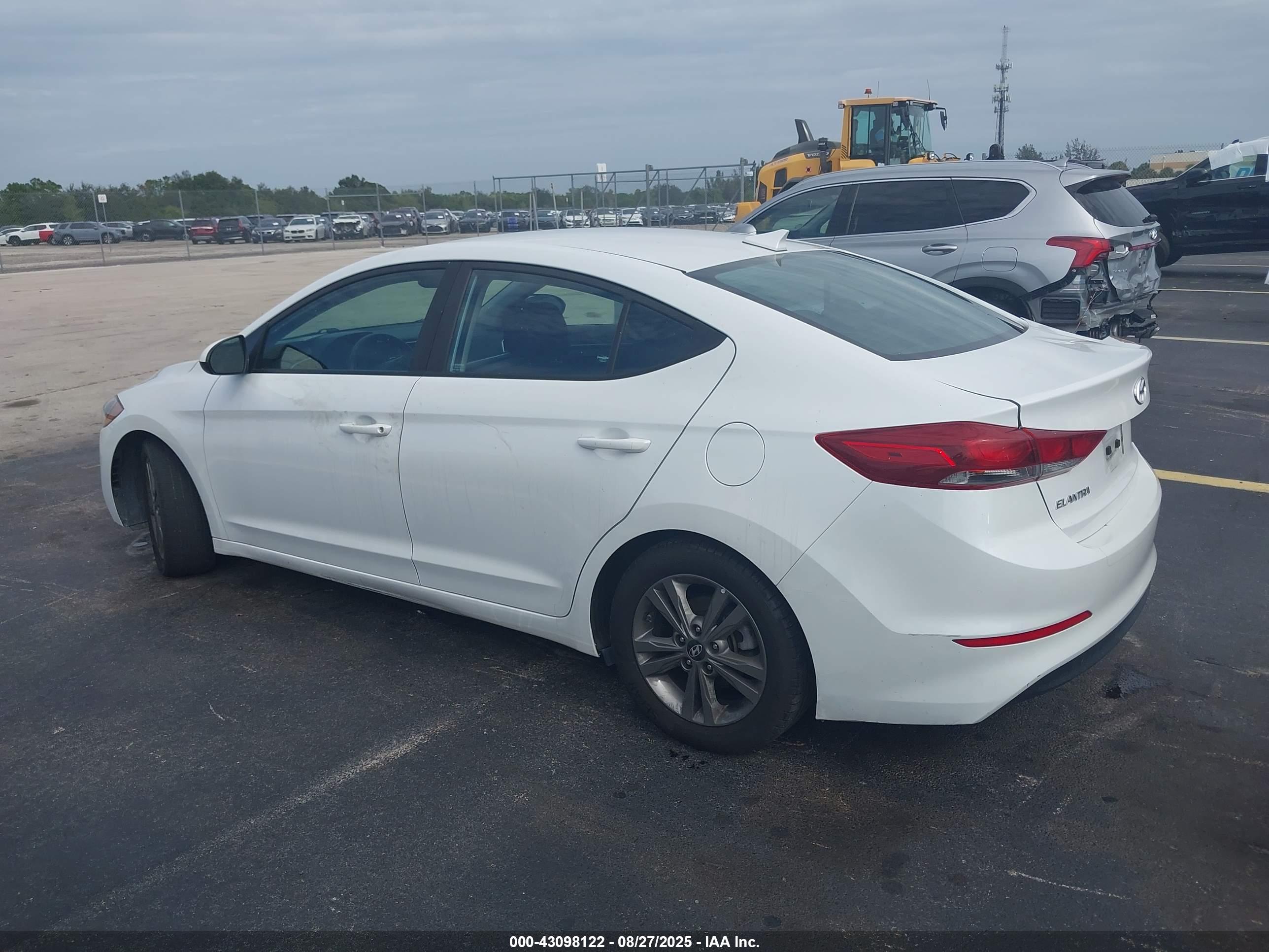 HYUNDAI ELANTRA image 3