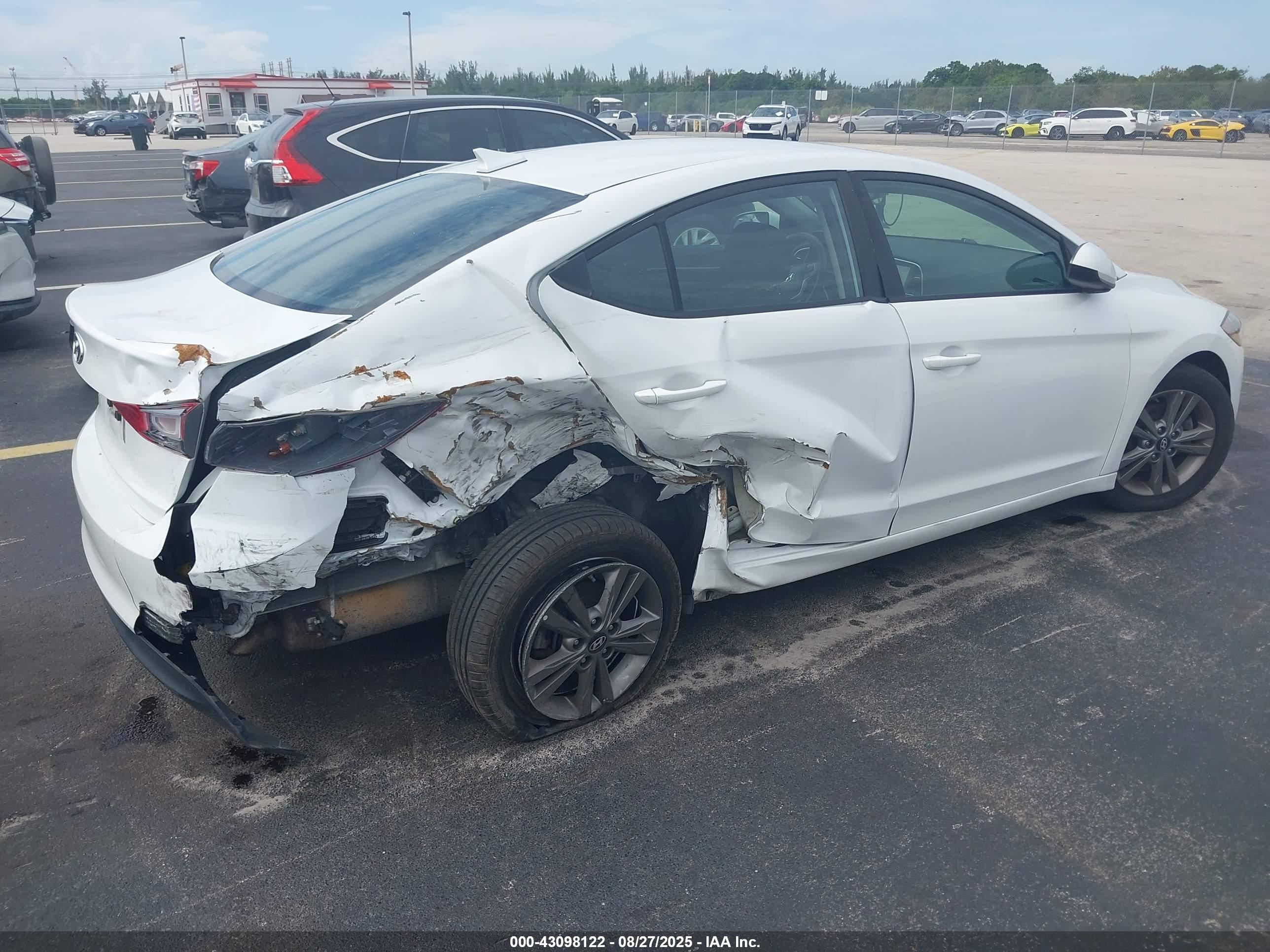 HYUNDAI ELANTRA image 4