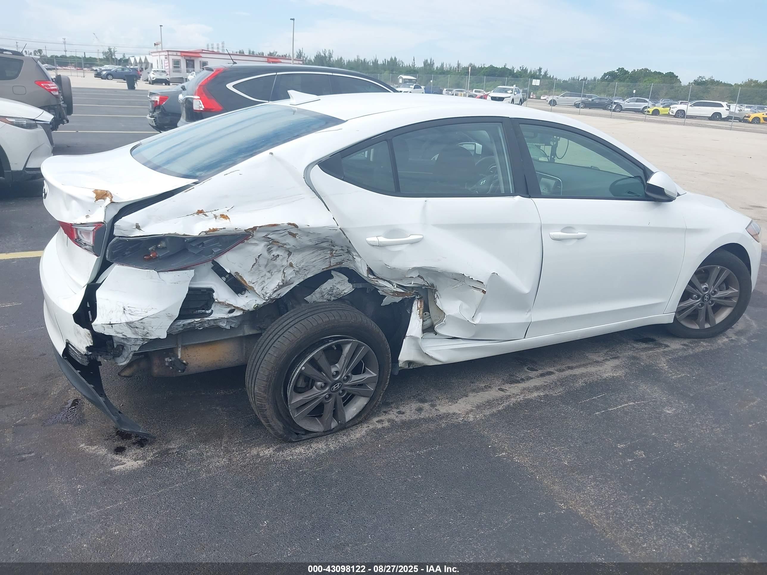 HYUNDAI ELANTRA image 6