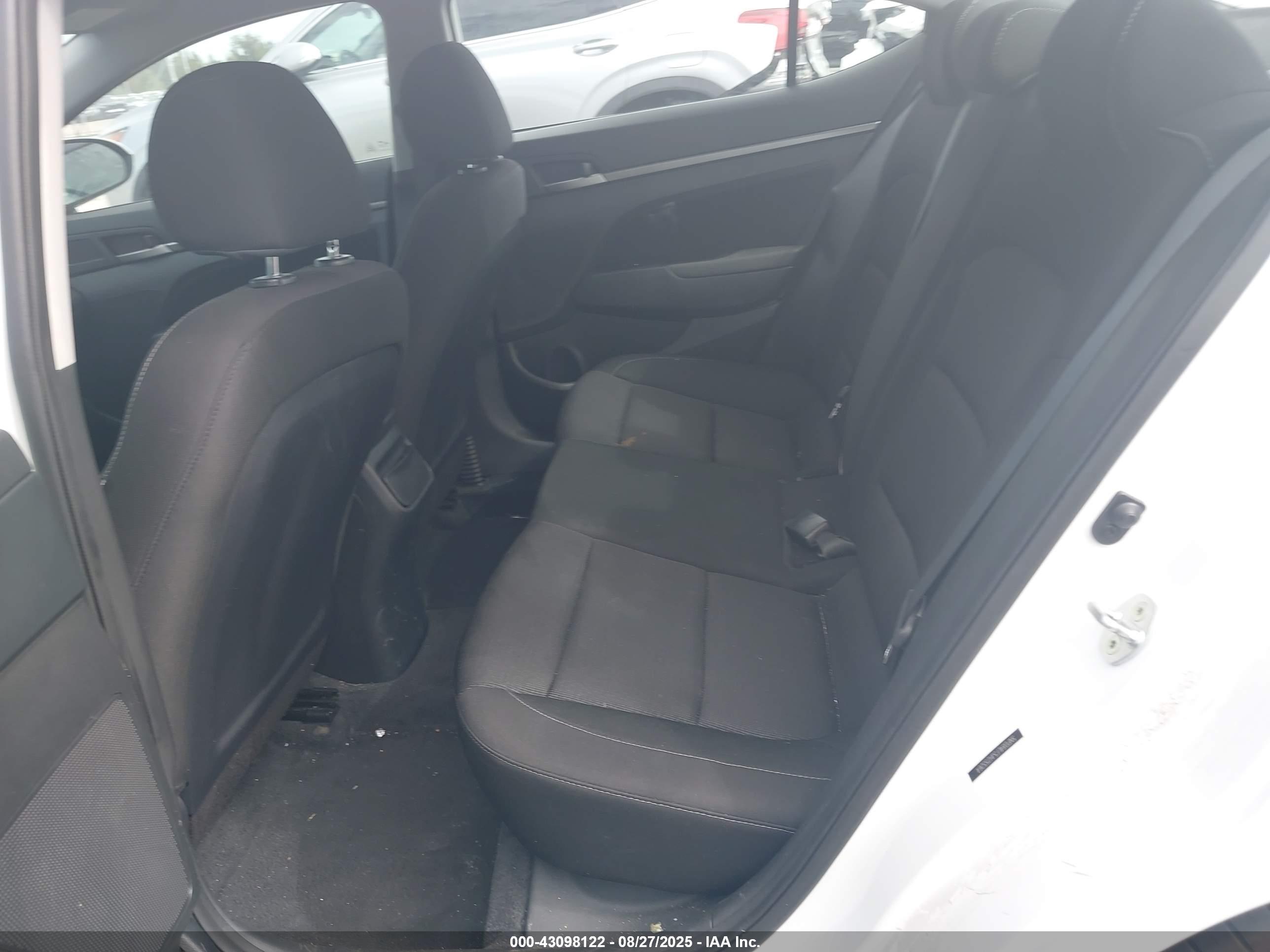 HYUNDAI ELANTRA image 8