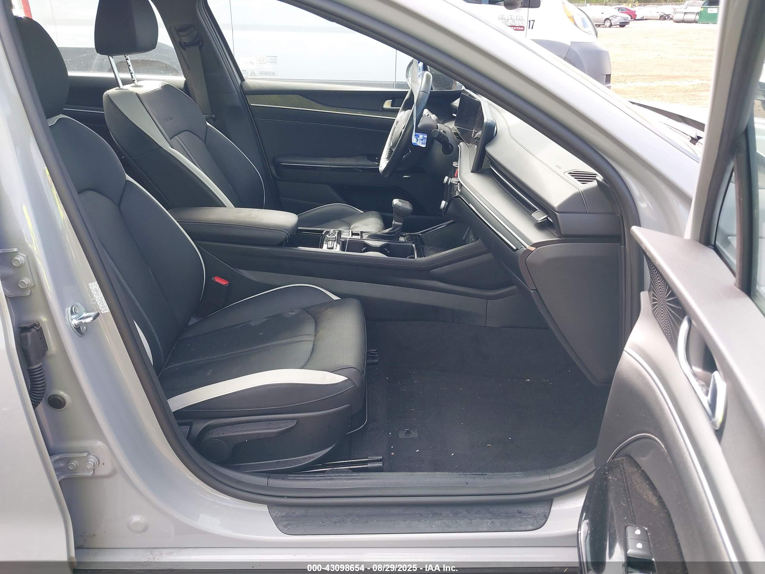 KIA K5 image 5