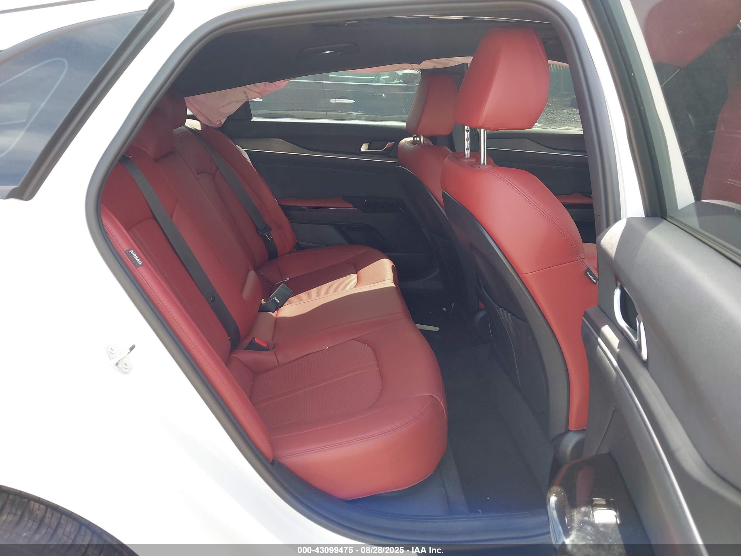 KIA K5 image 8
