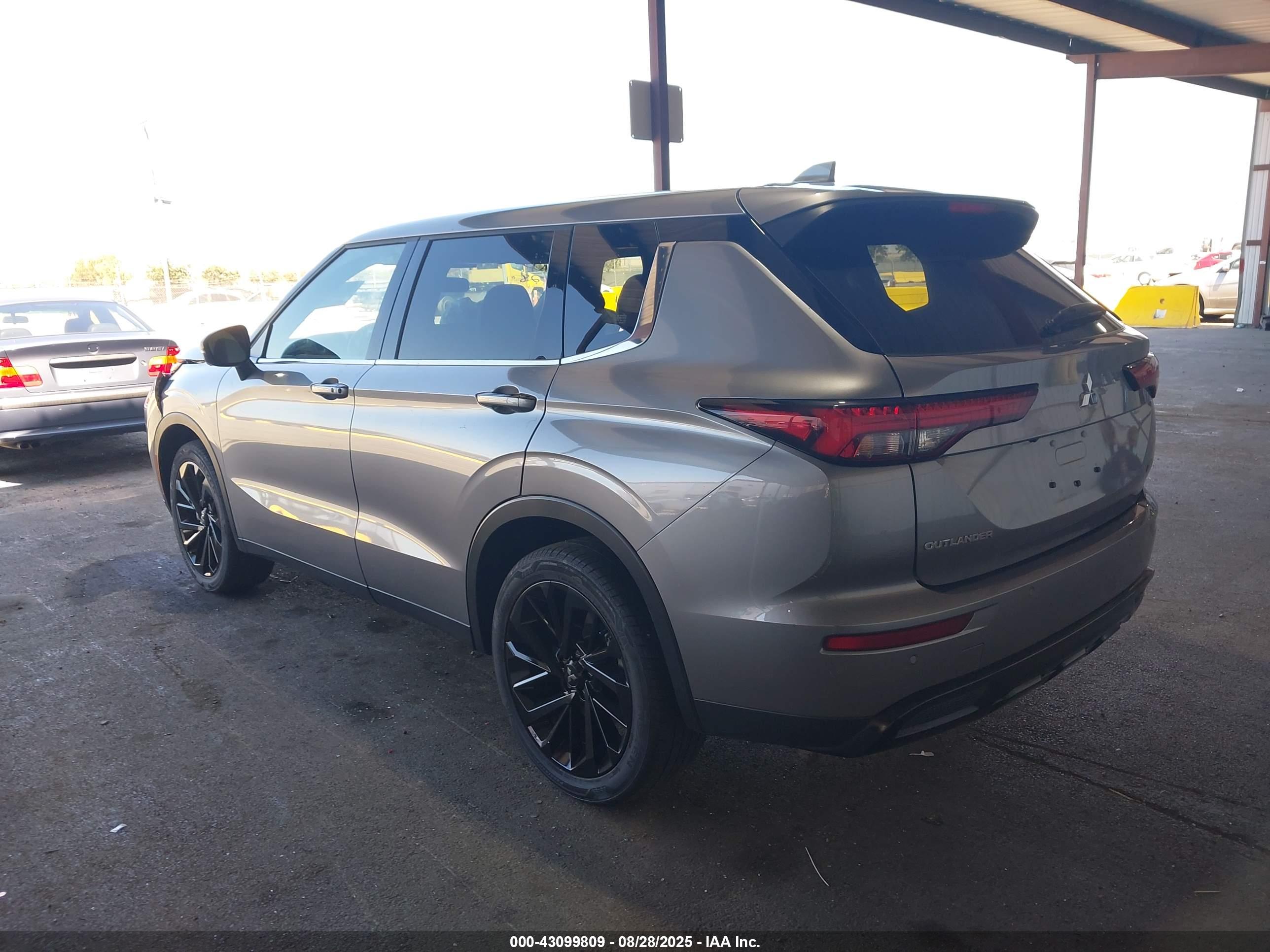 MITSUBISHI OUTLANDER image 3