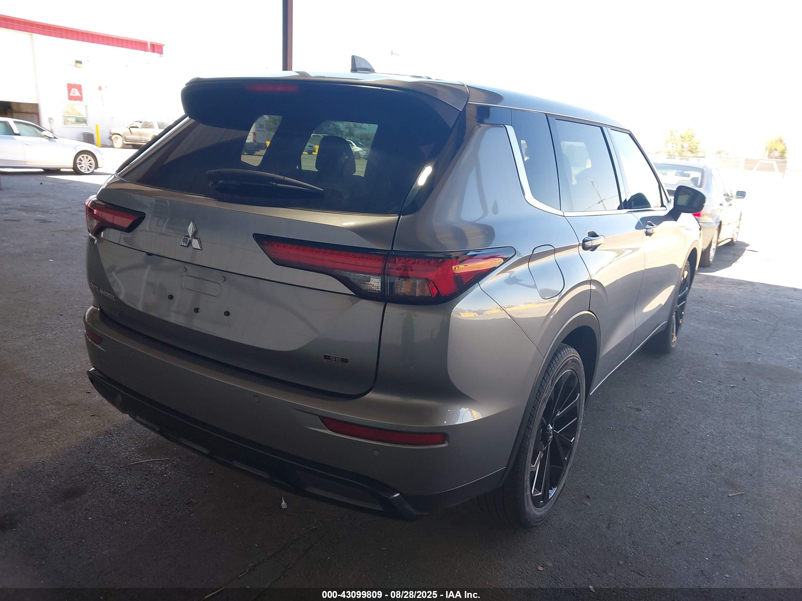 MITSUBISHI OUTLANDER image 4