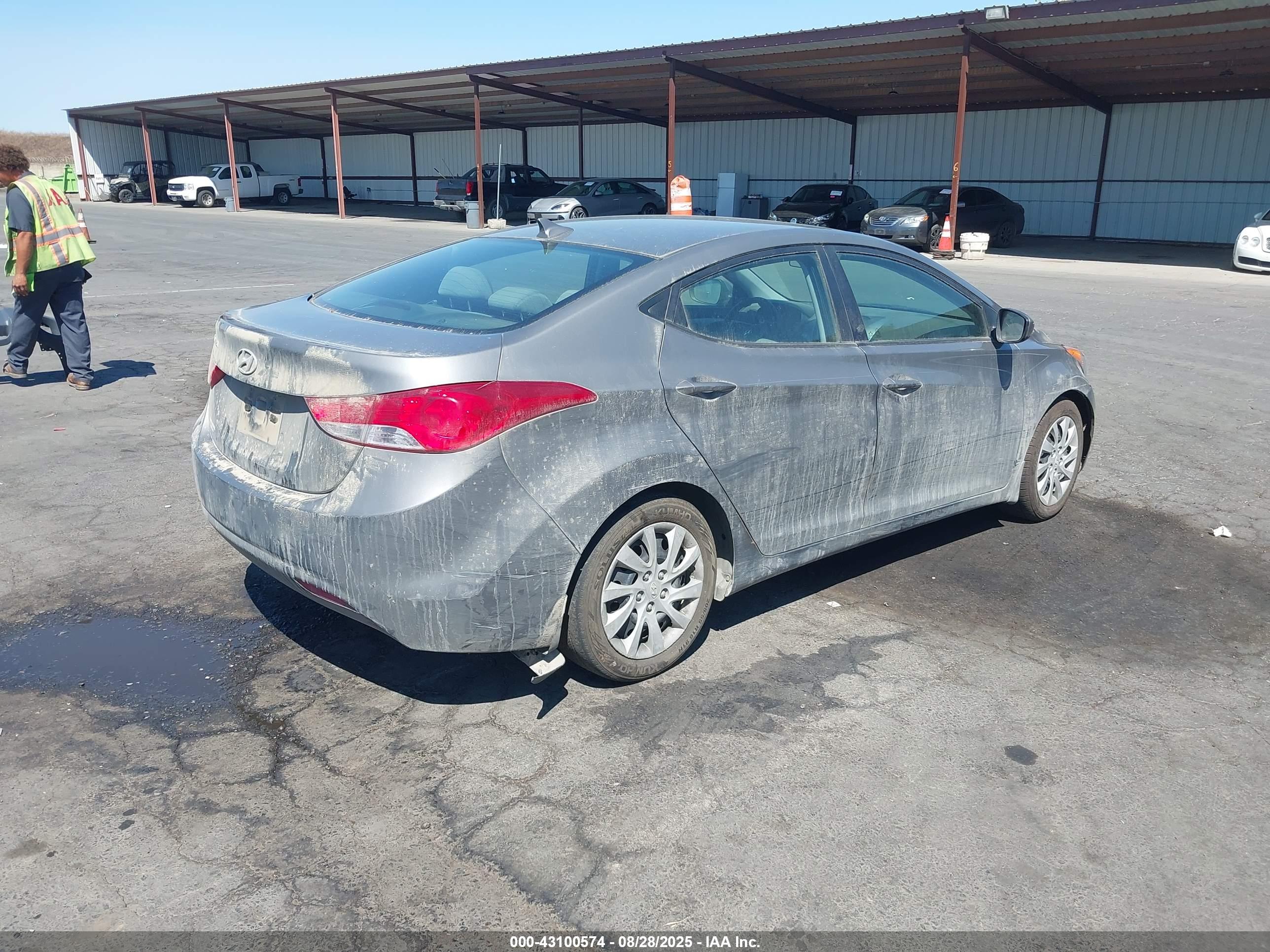 HYUNDAI ELANTRA image 4
