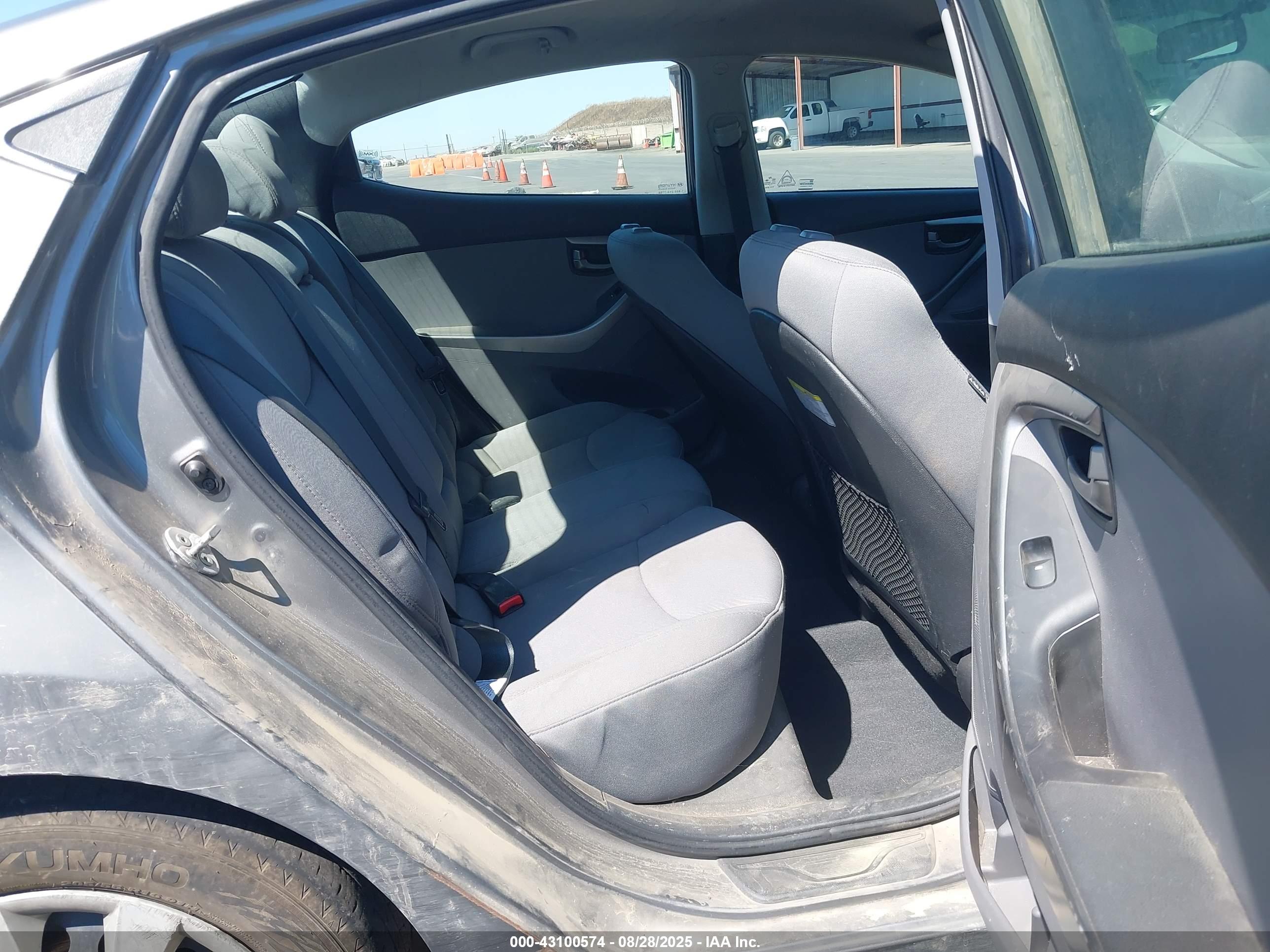 HYUNDAI ELANTRA image 8
