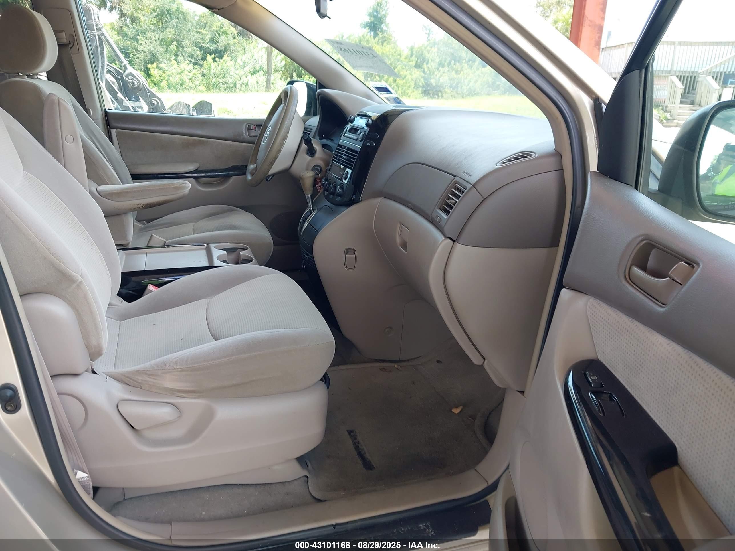 TOYOTA SIENNA image 5