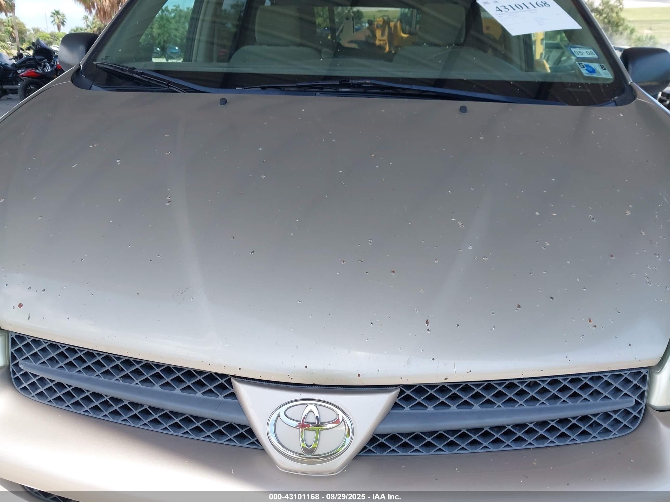 TOYOTA SIENNA image 6