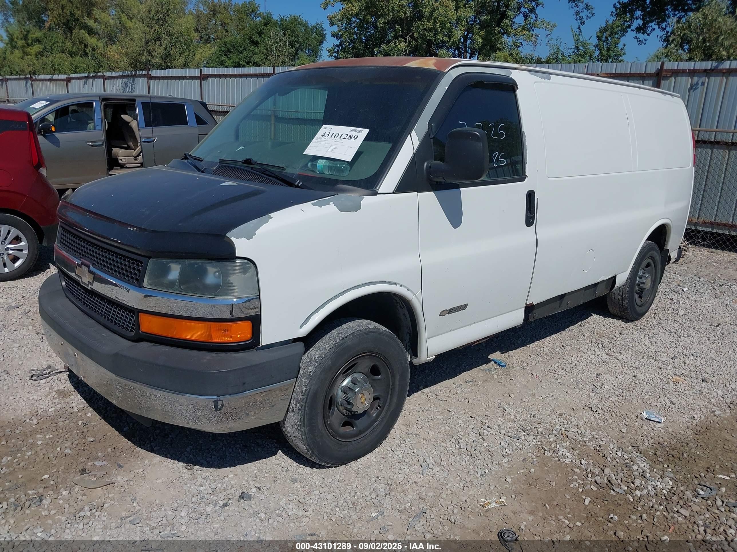 CHEVROLET EXPRESS image 2