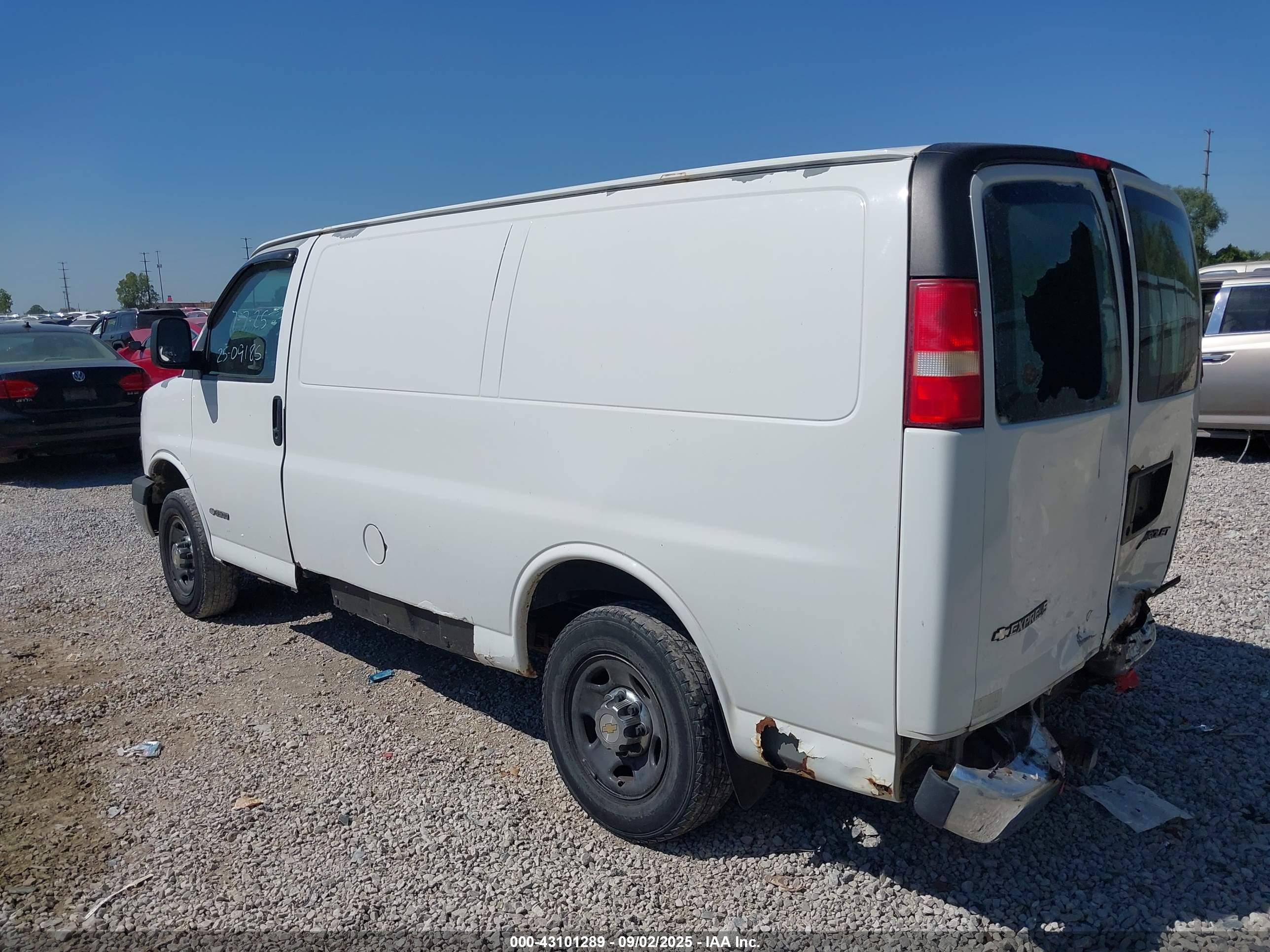 CHEVROLET EXPRESS image 3