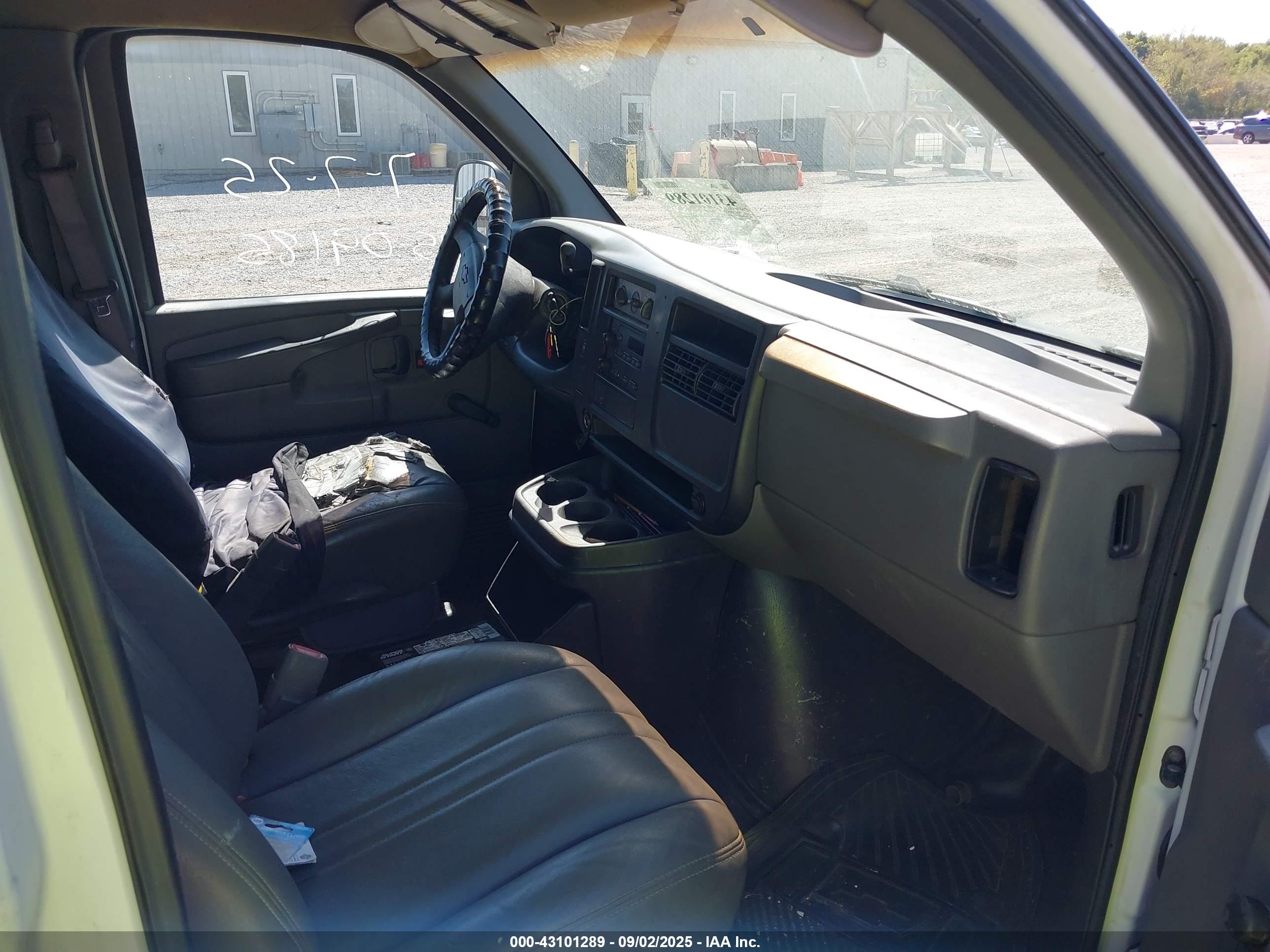 CHEVROLET EXPRESS image 5