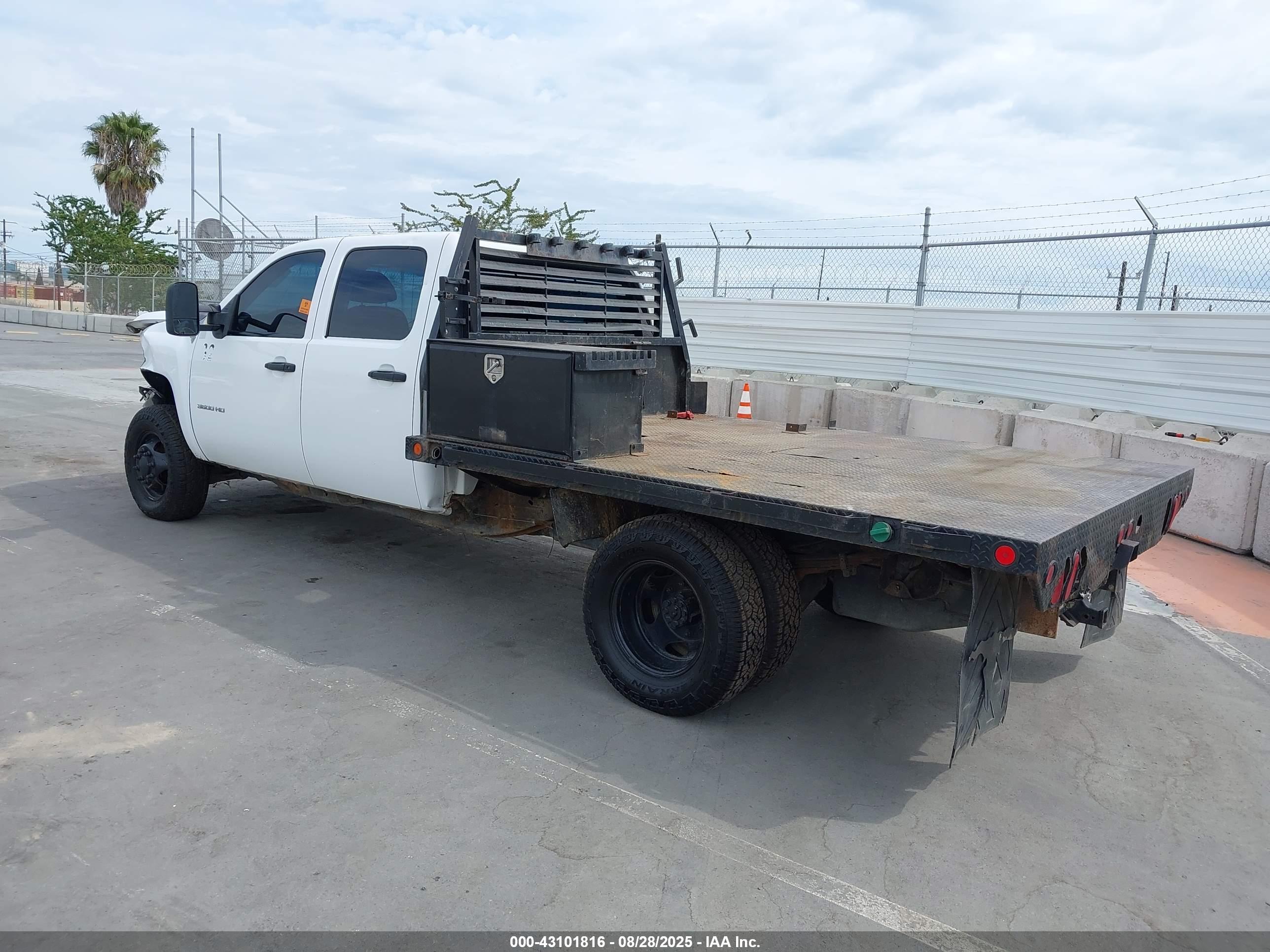CHEVROLET SILVERADO image 3