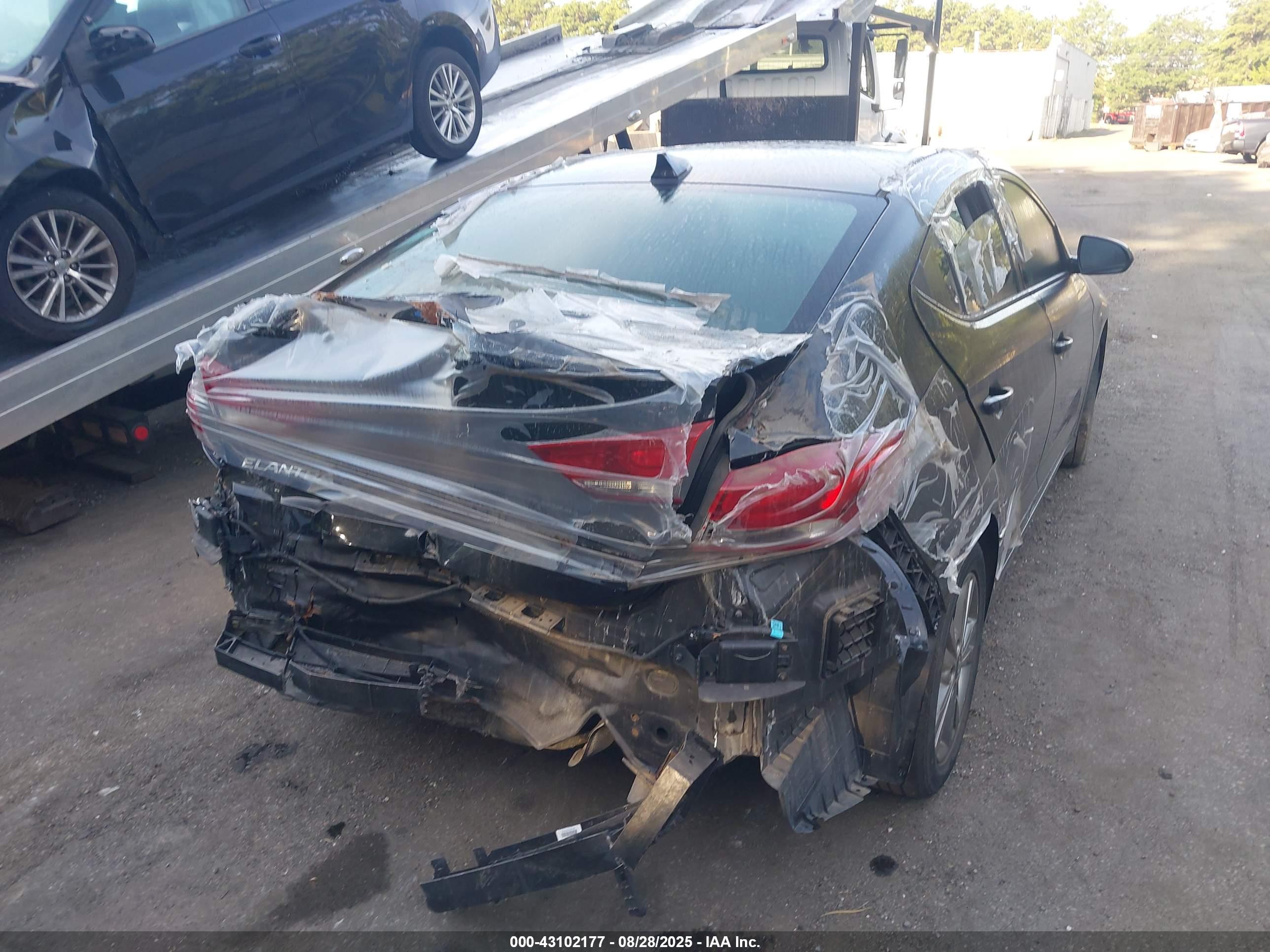 HYUNDAI ELANTRA image 4