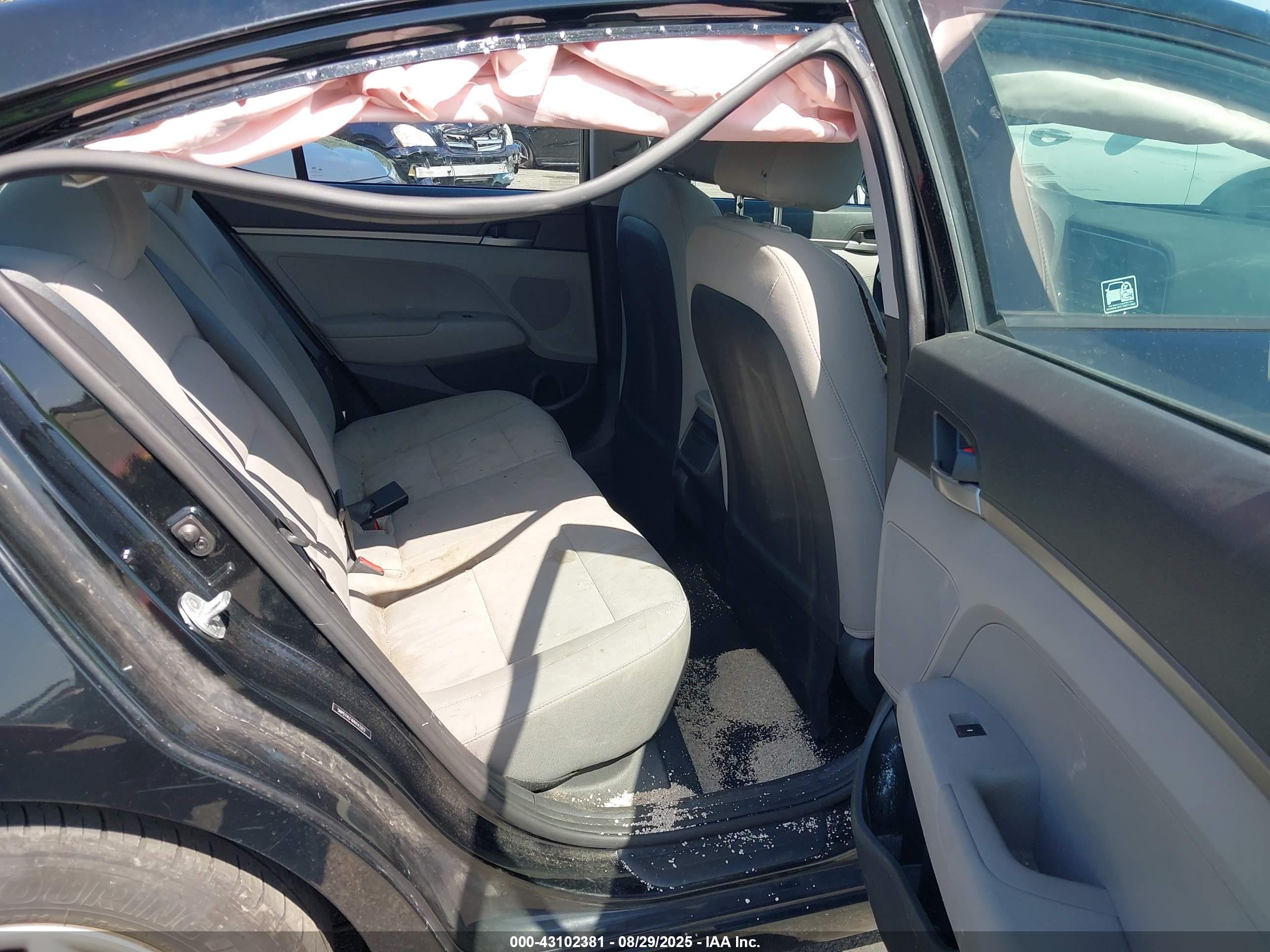 HYUNDAI ELANTRA image 8