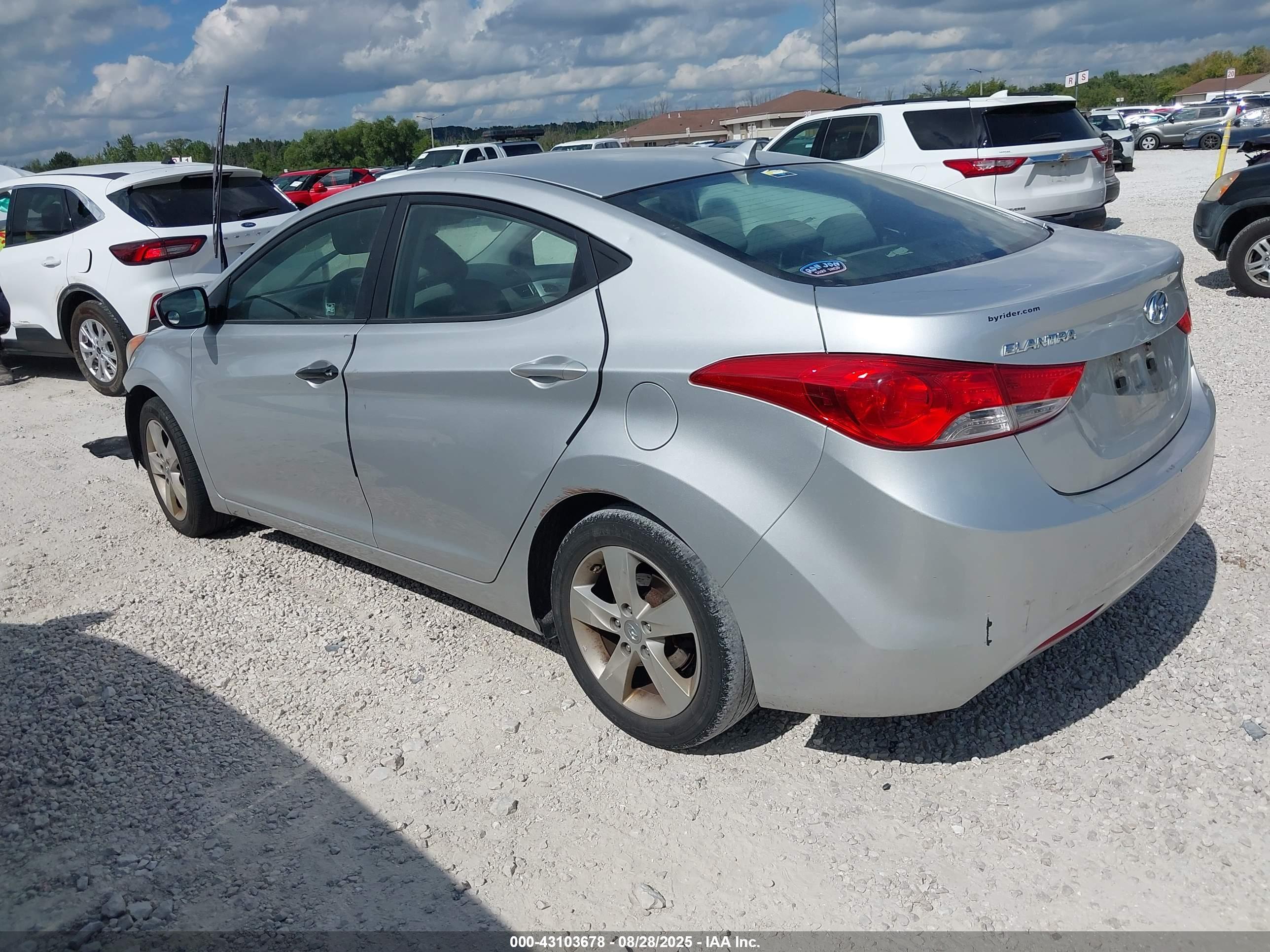 HYUNDAI ELANTRA image 3