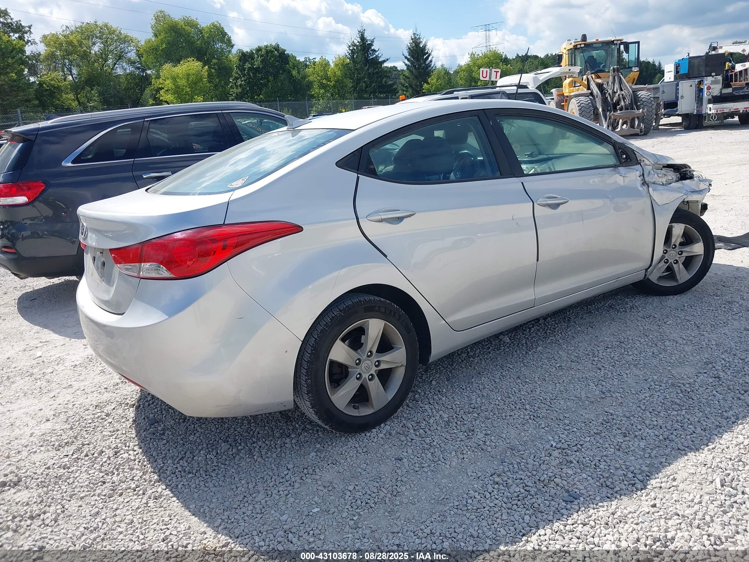 HYUNDAI ELANTRA image 4