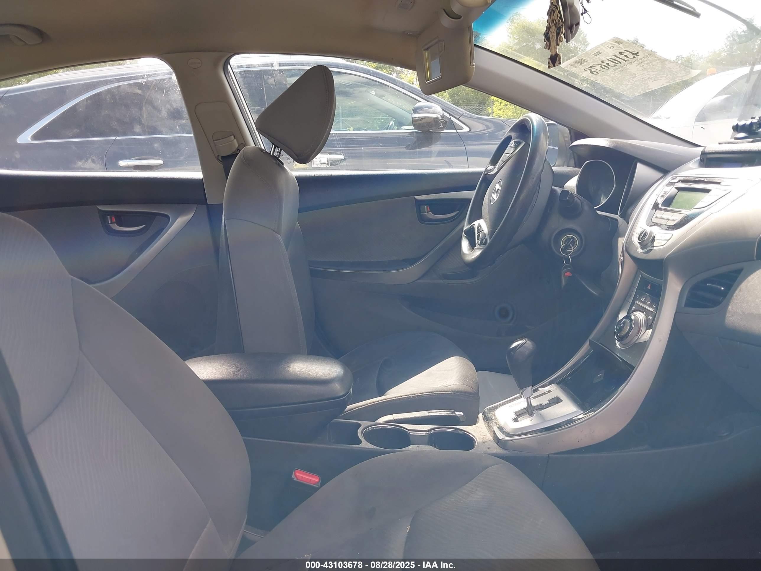 HYUNDAI ELANTRA image 5