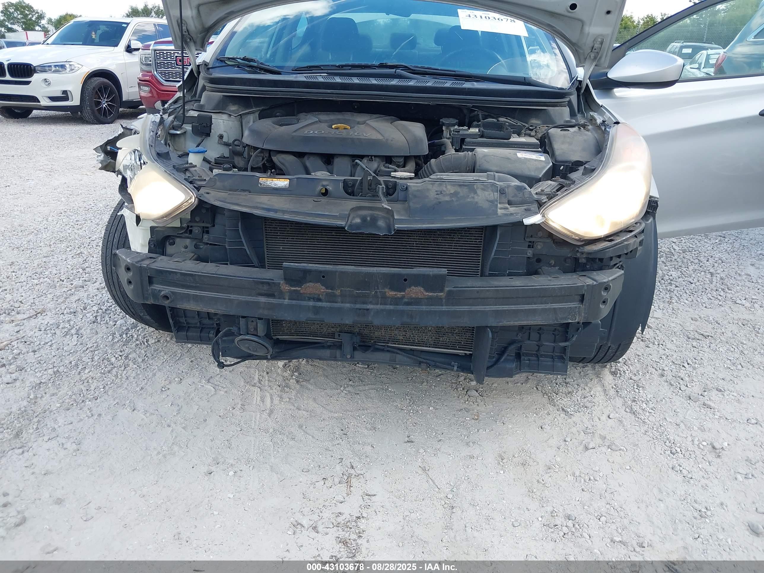 HYUNDAI ELANTRA image 6