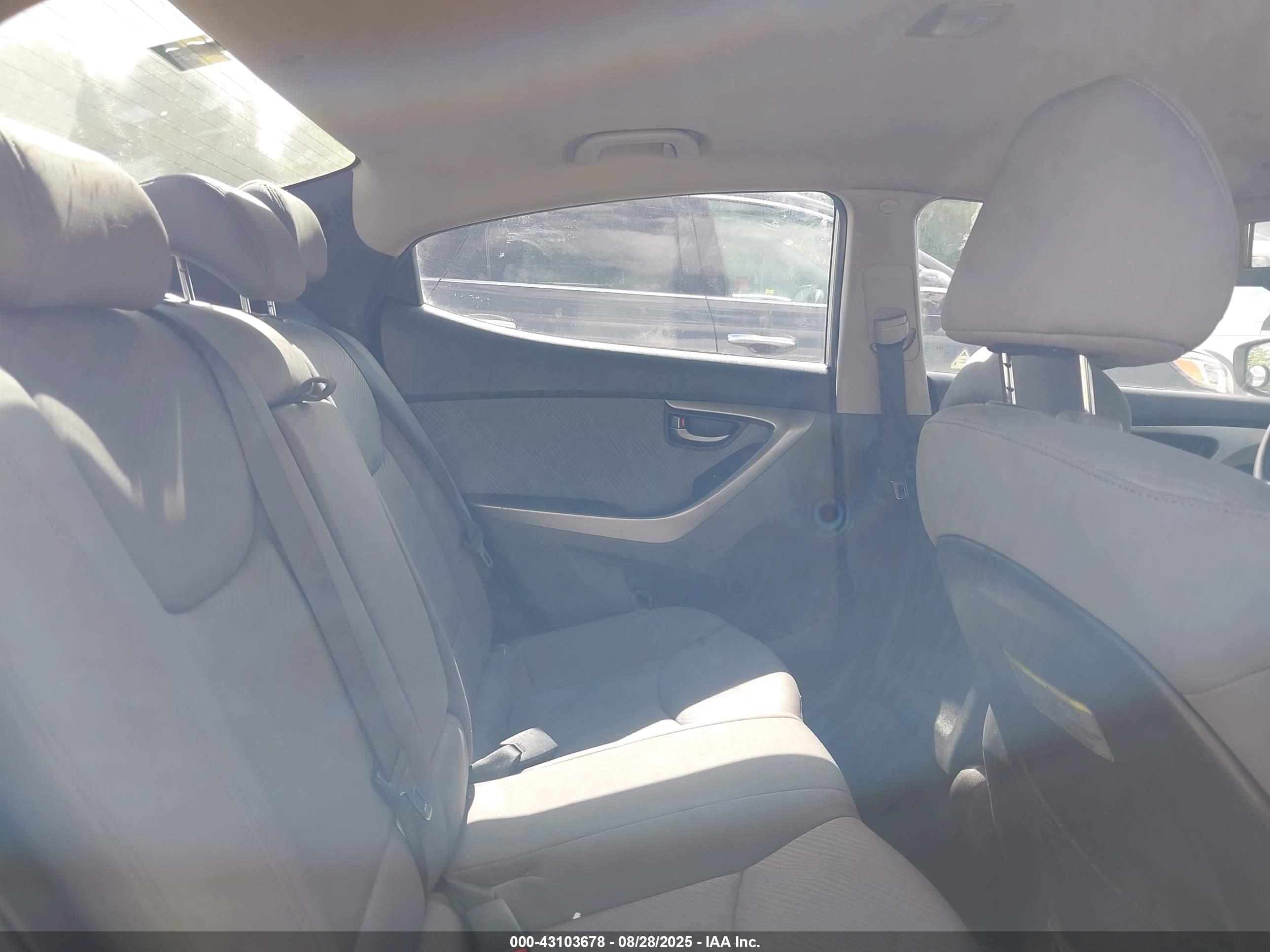 HYUNDAI ELANTRA image 8