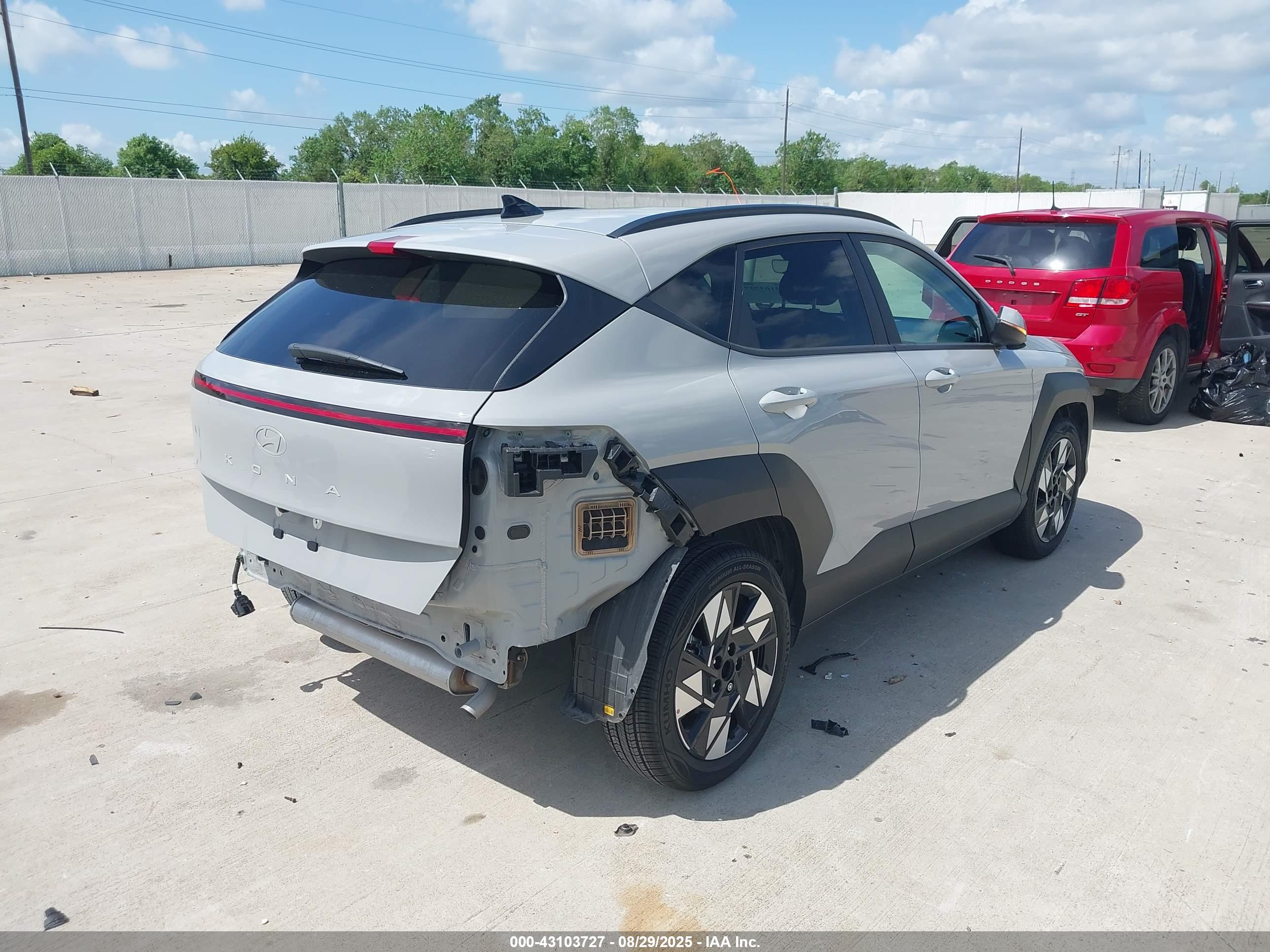 HYUNDAI KONA image 4