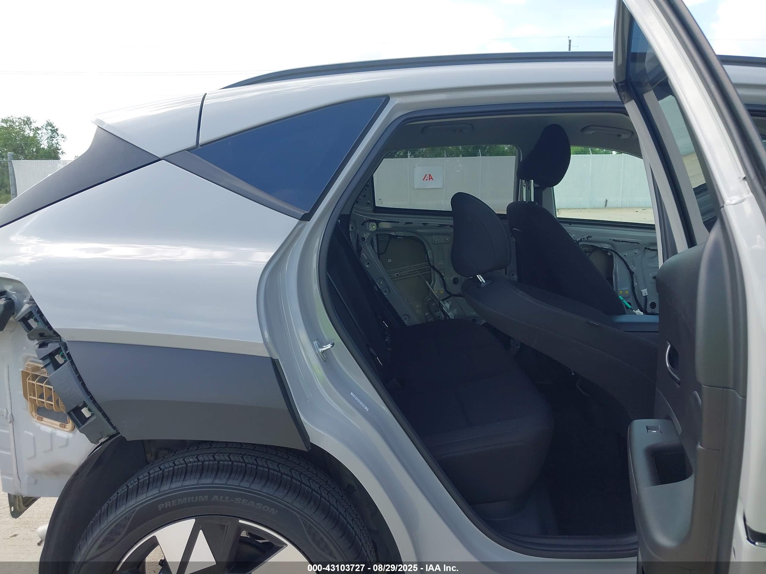 HYUNDAI KONA image 8