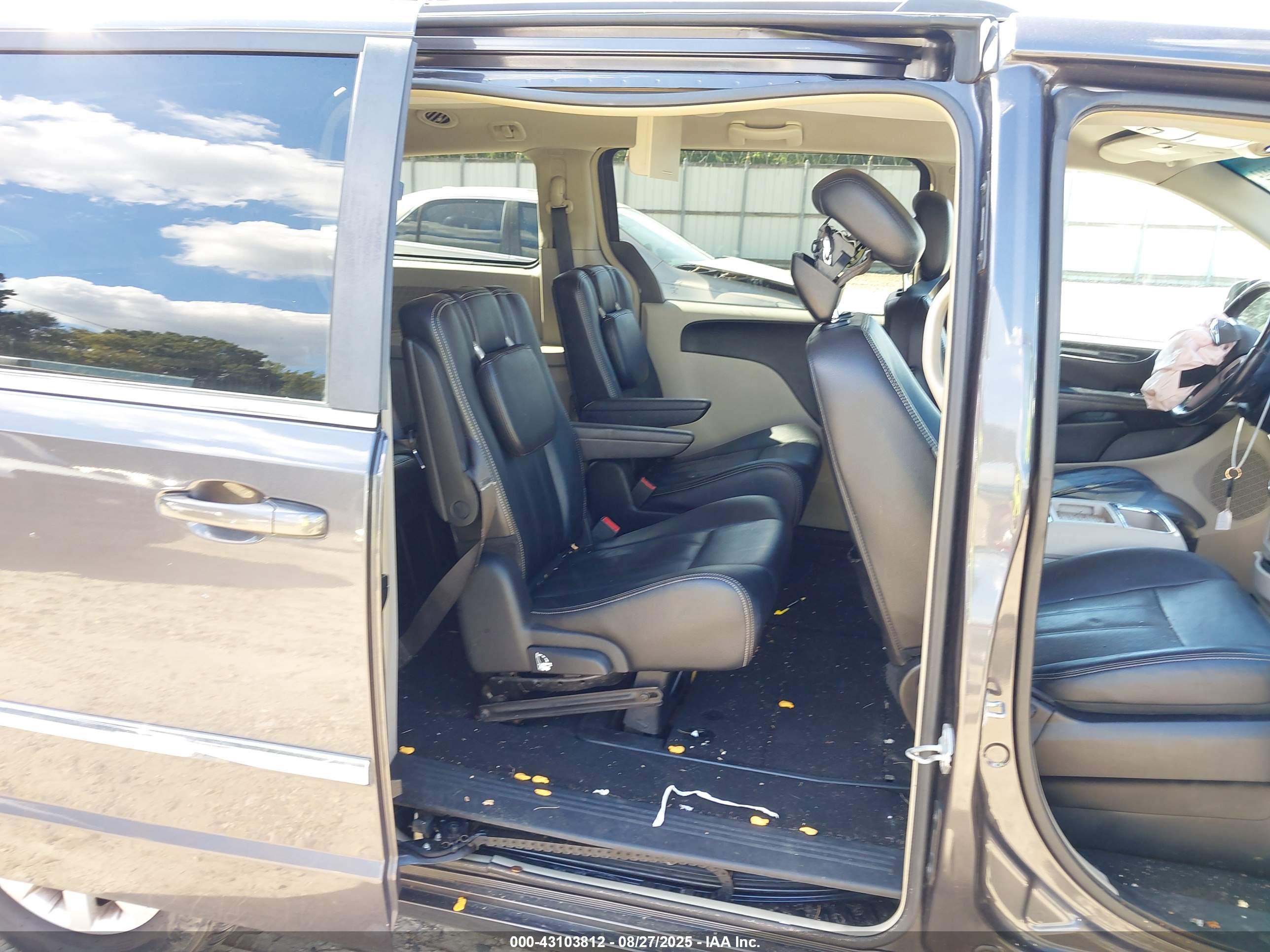 CHRYSLER TOWN image 8