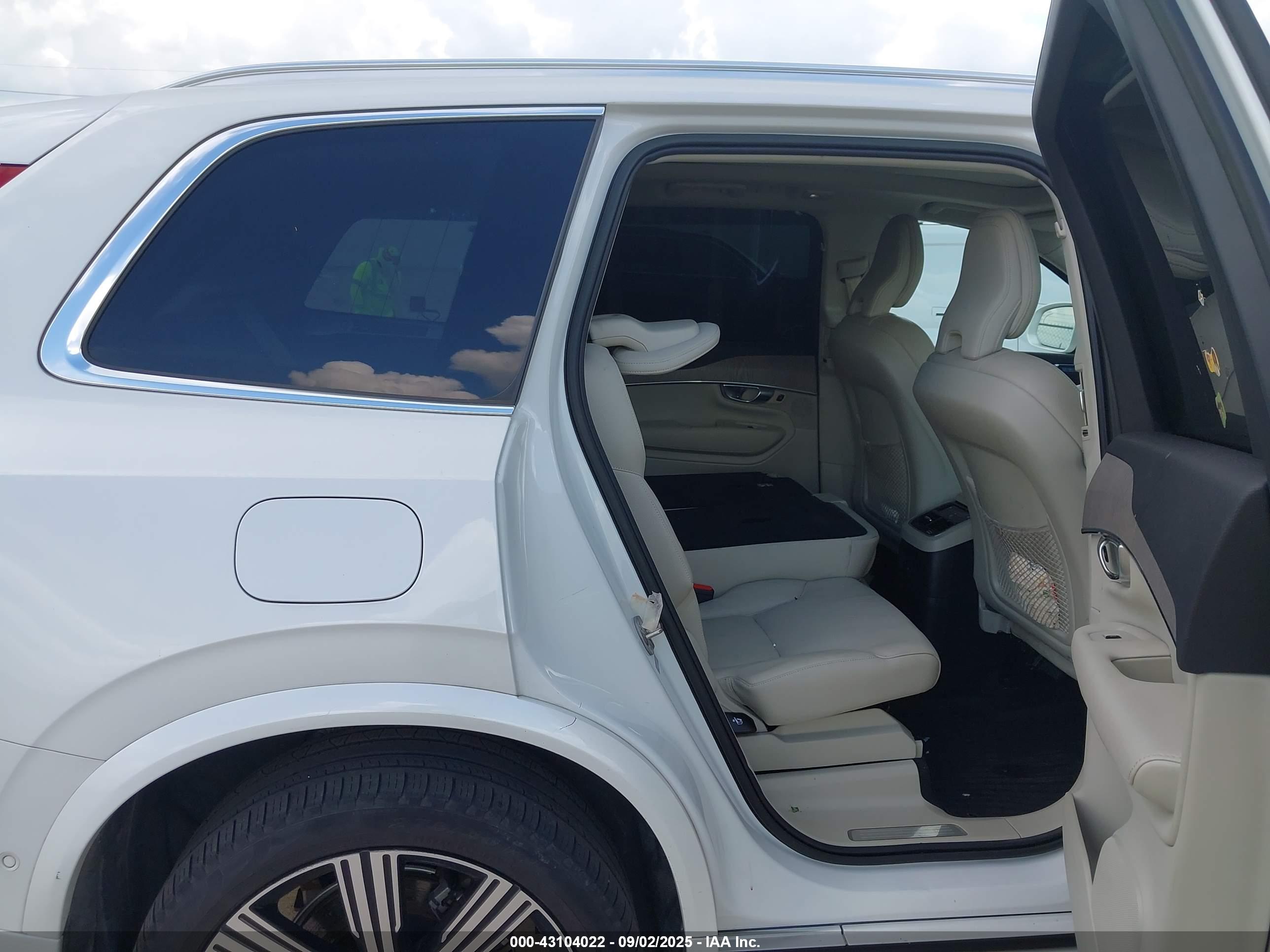 VOLVO XC90 image 8