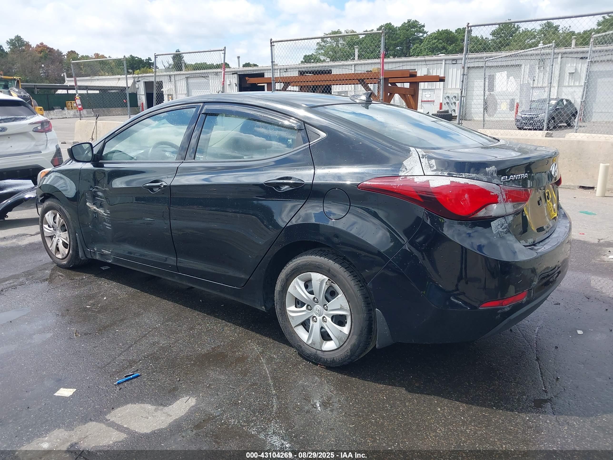 HYUNDAI ELANTRA image 3