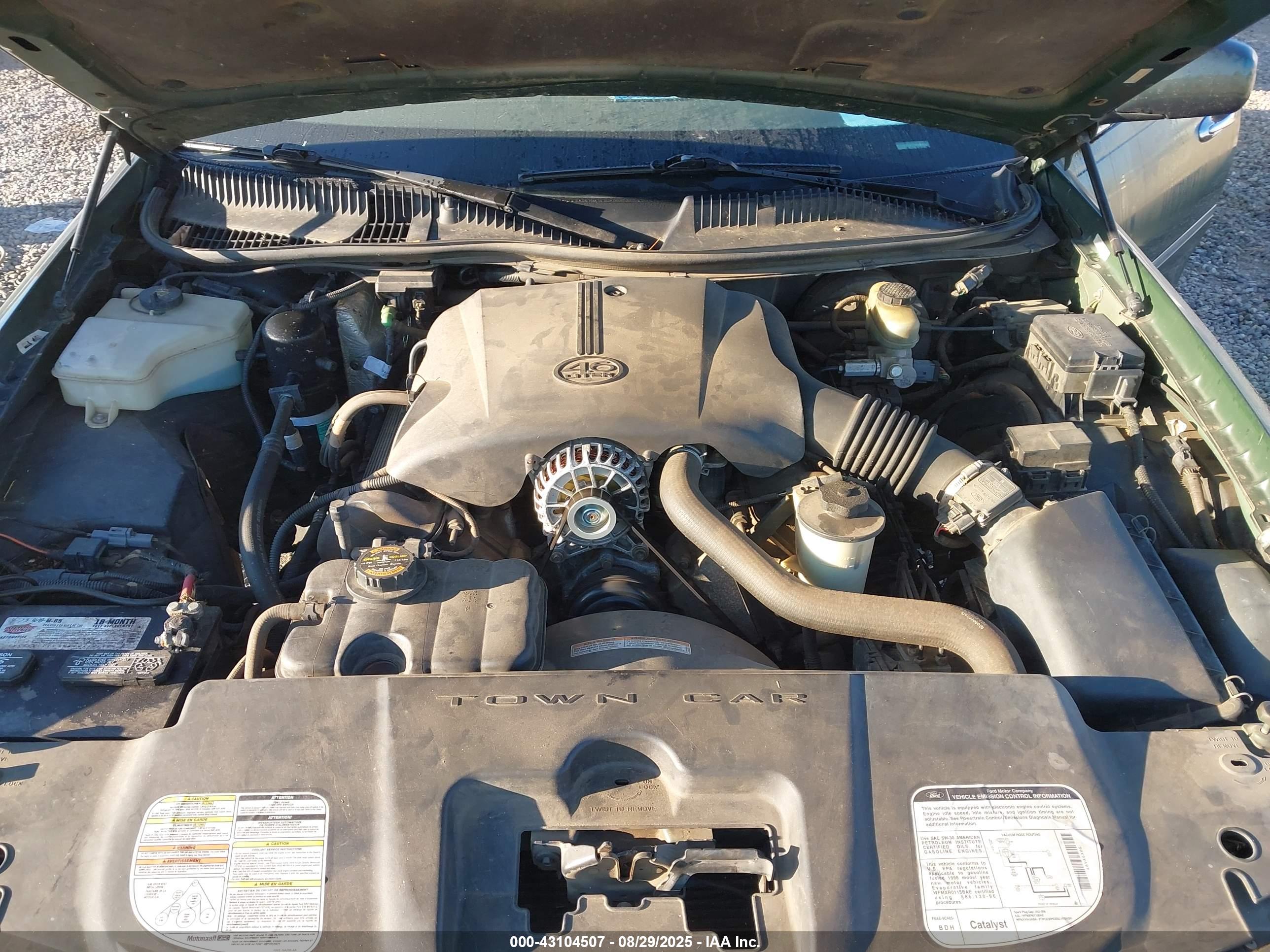 LINCOLN TOWN image 10