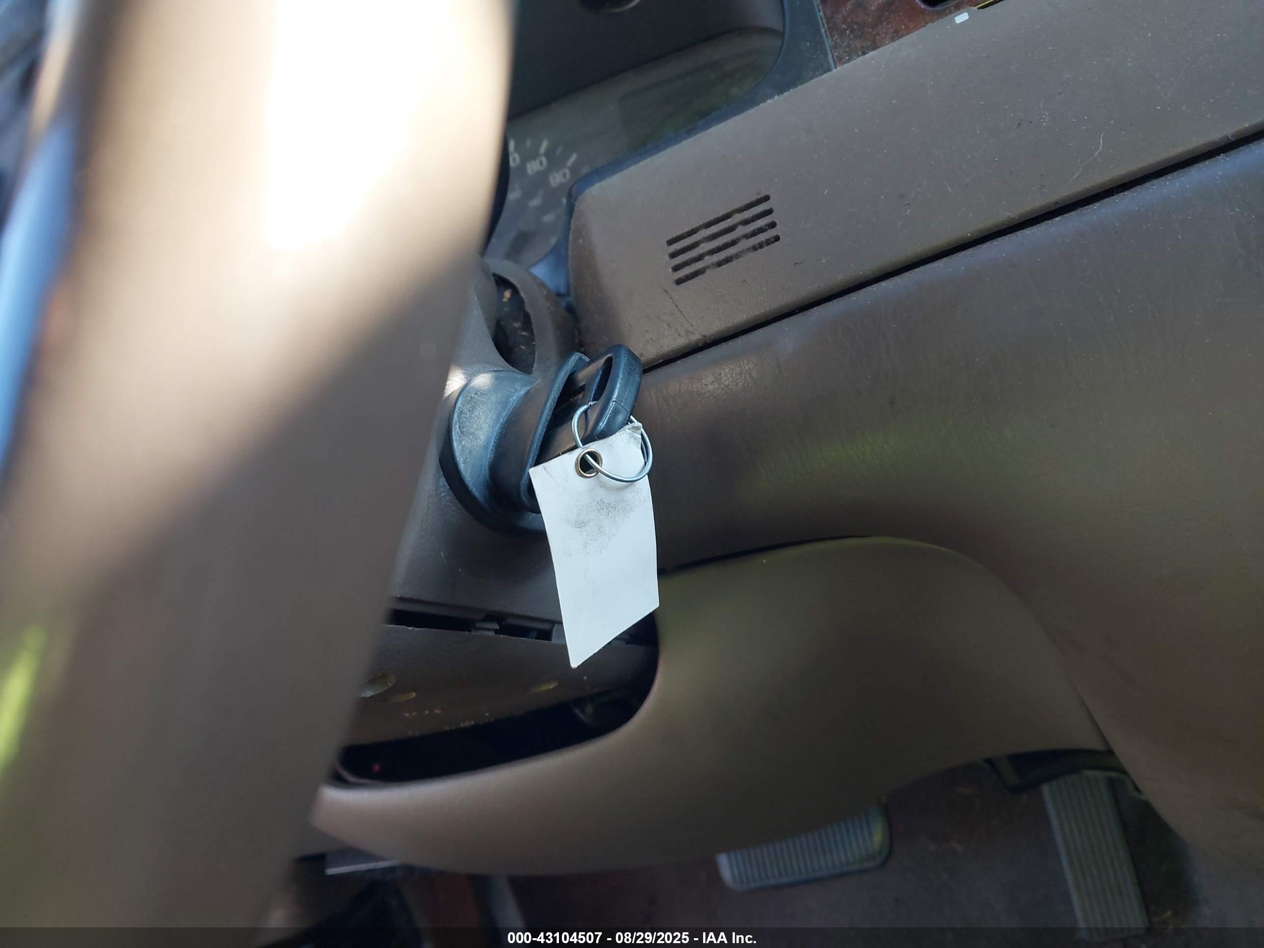 LINCOLN TOWN image 11
