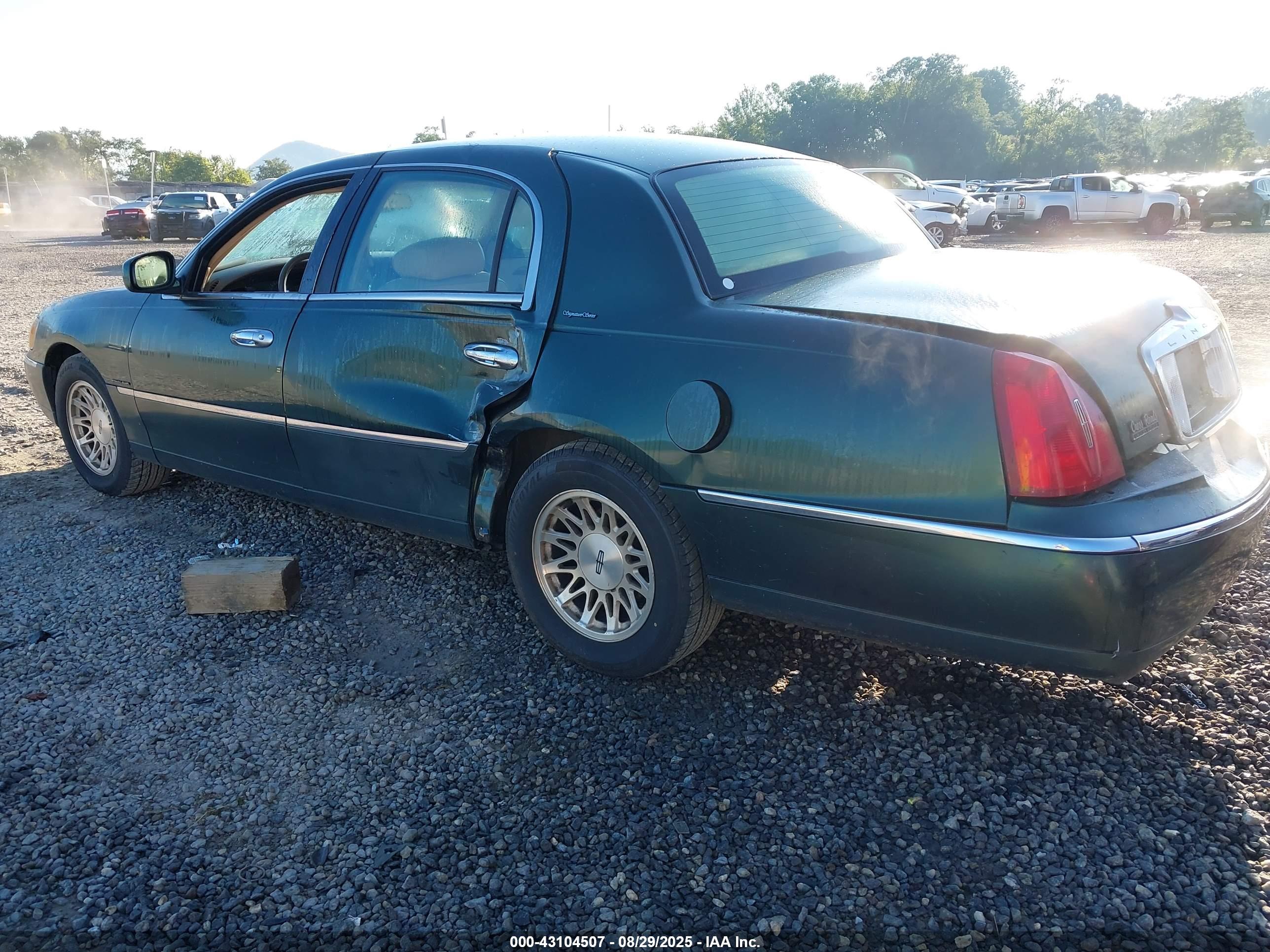LINCOLN TOWN image 3