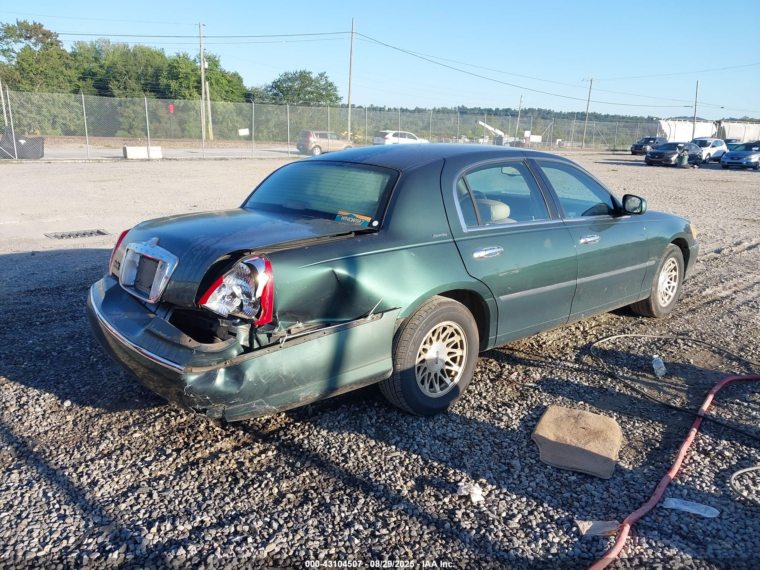 LINCOLN TOWN image 4