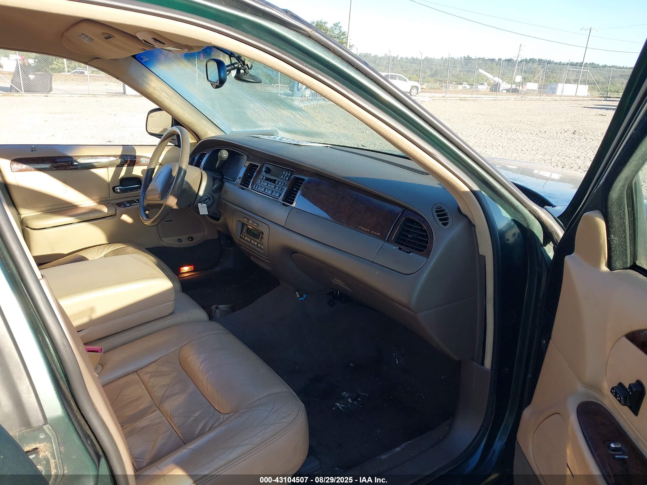 LINCOLN TOWN image 5