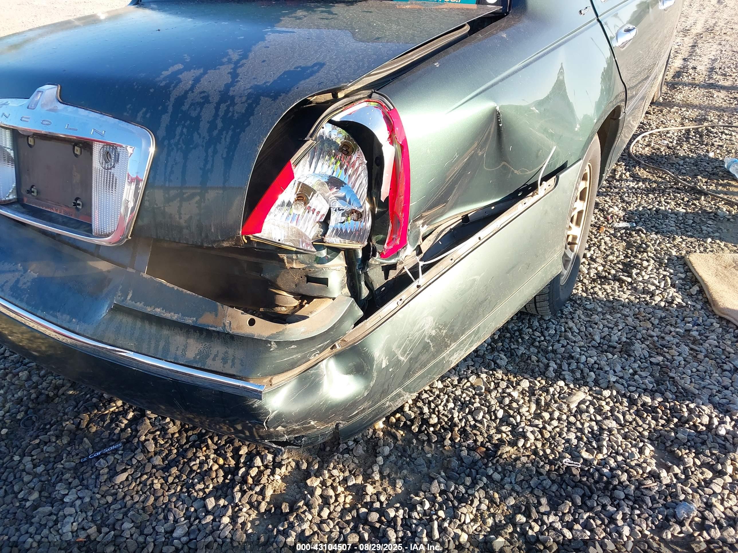 LINCOLN TOWN image 6