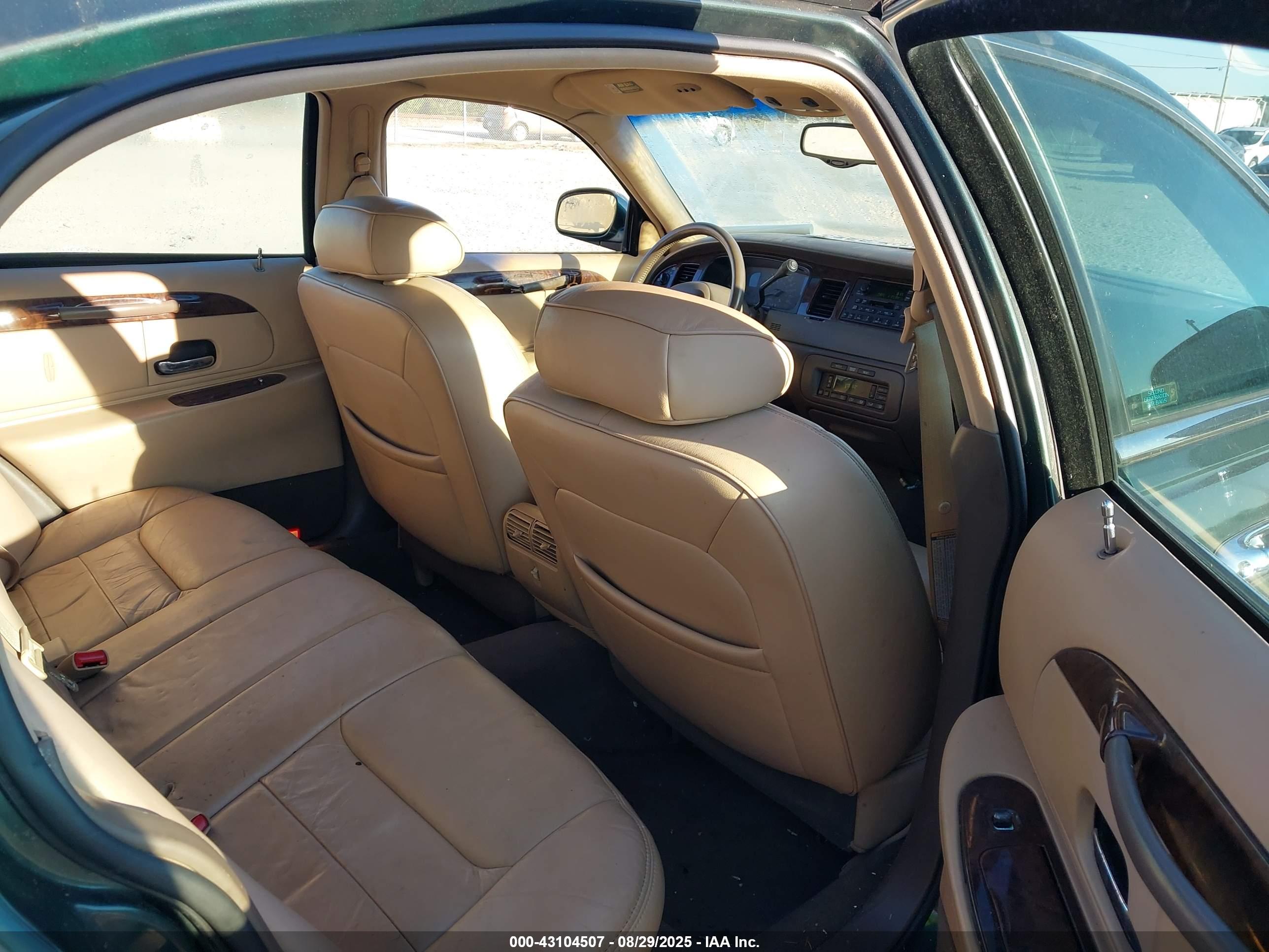 LINCOLN TOWN image 8