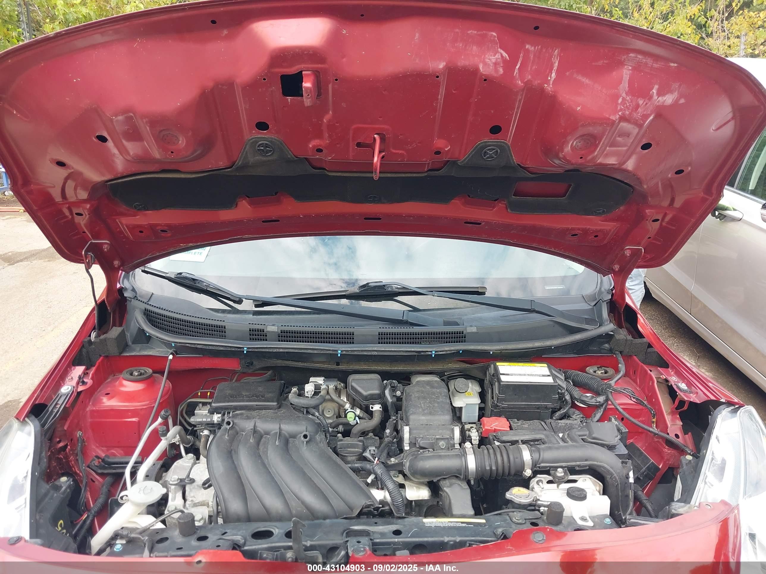 NISSAN VERSA image 10