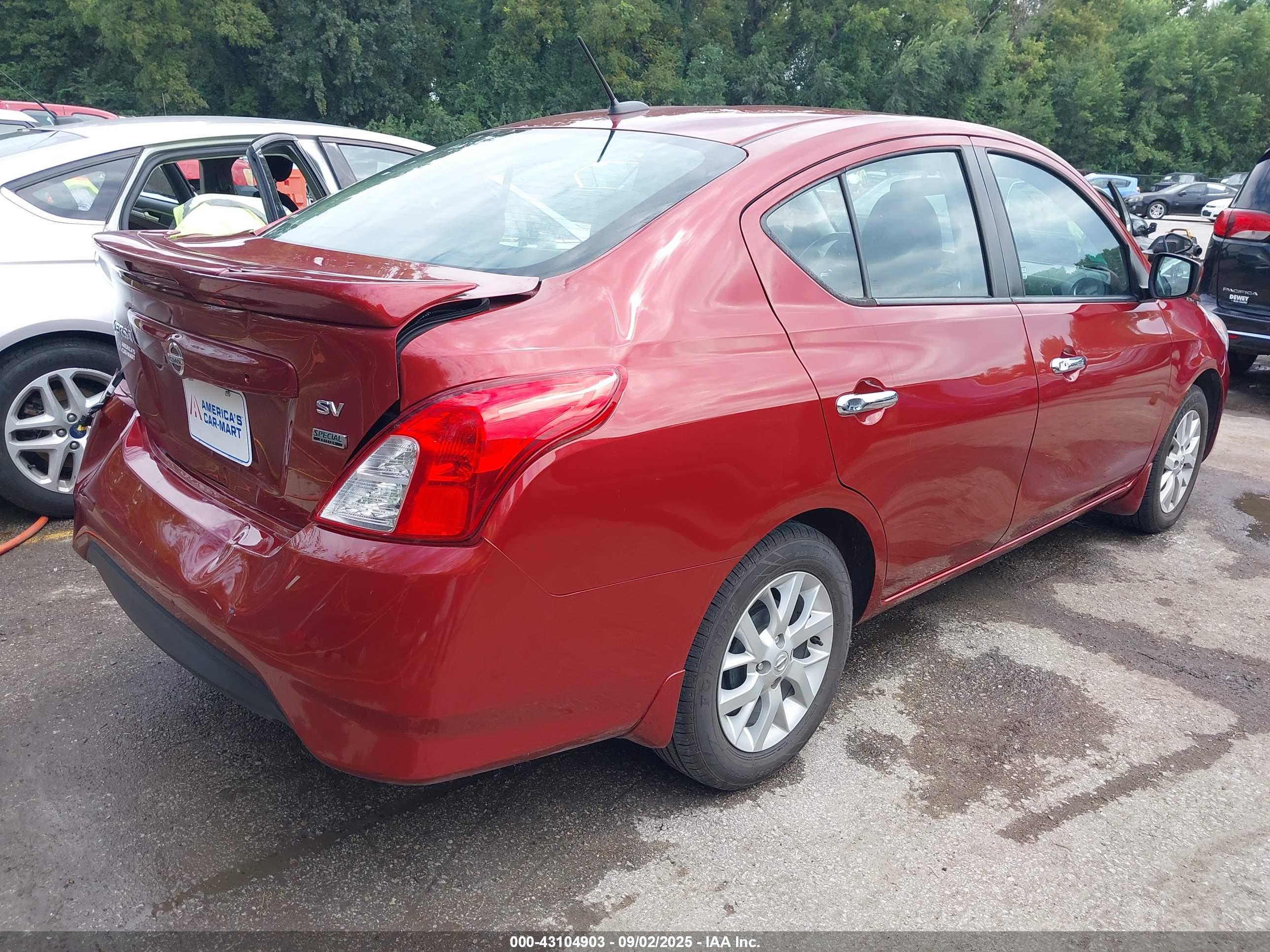 NISSAN VERSA image 4