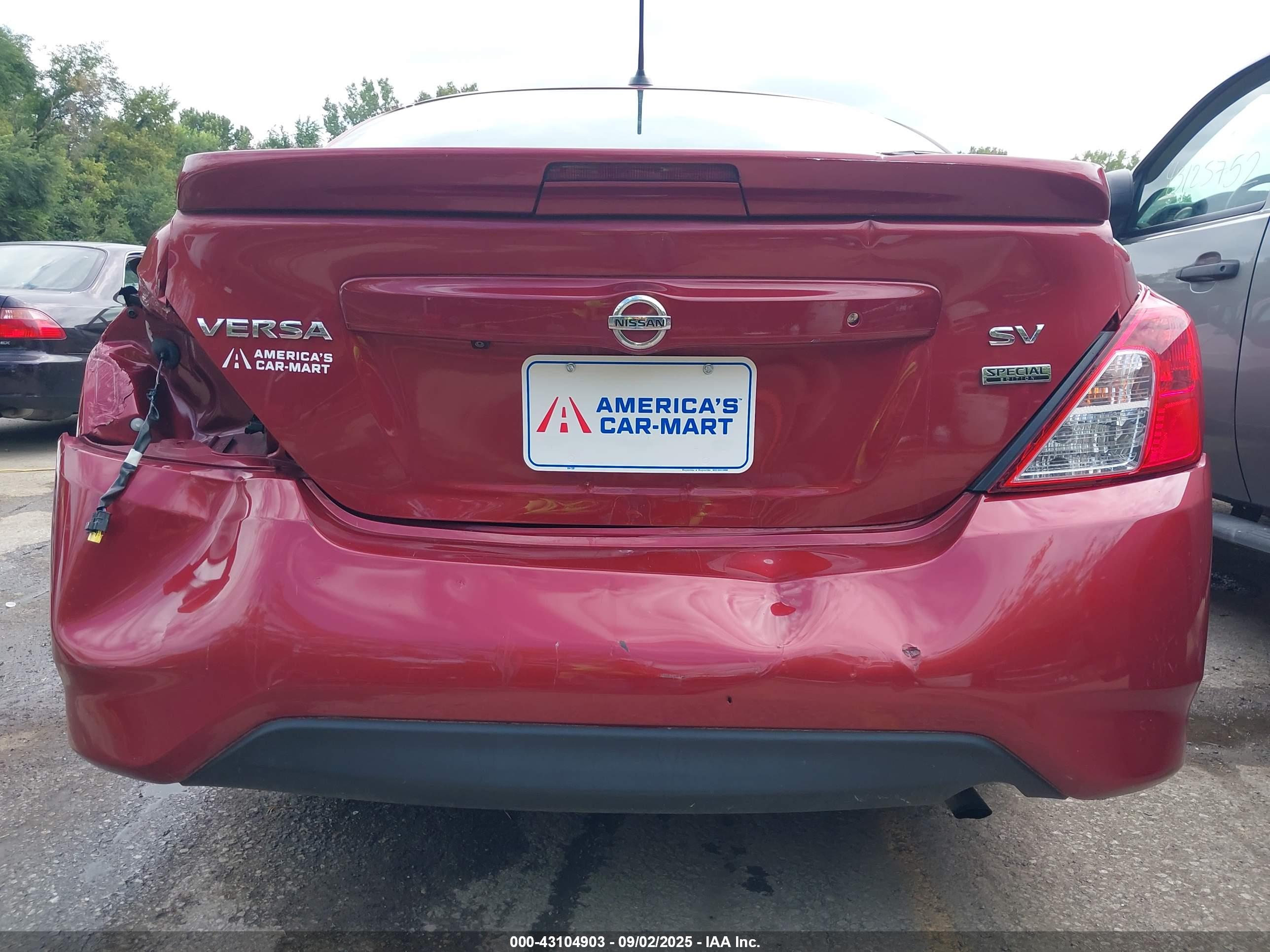 NISSAN VERSA image 6