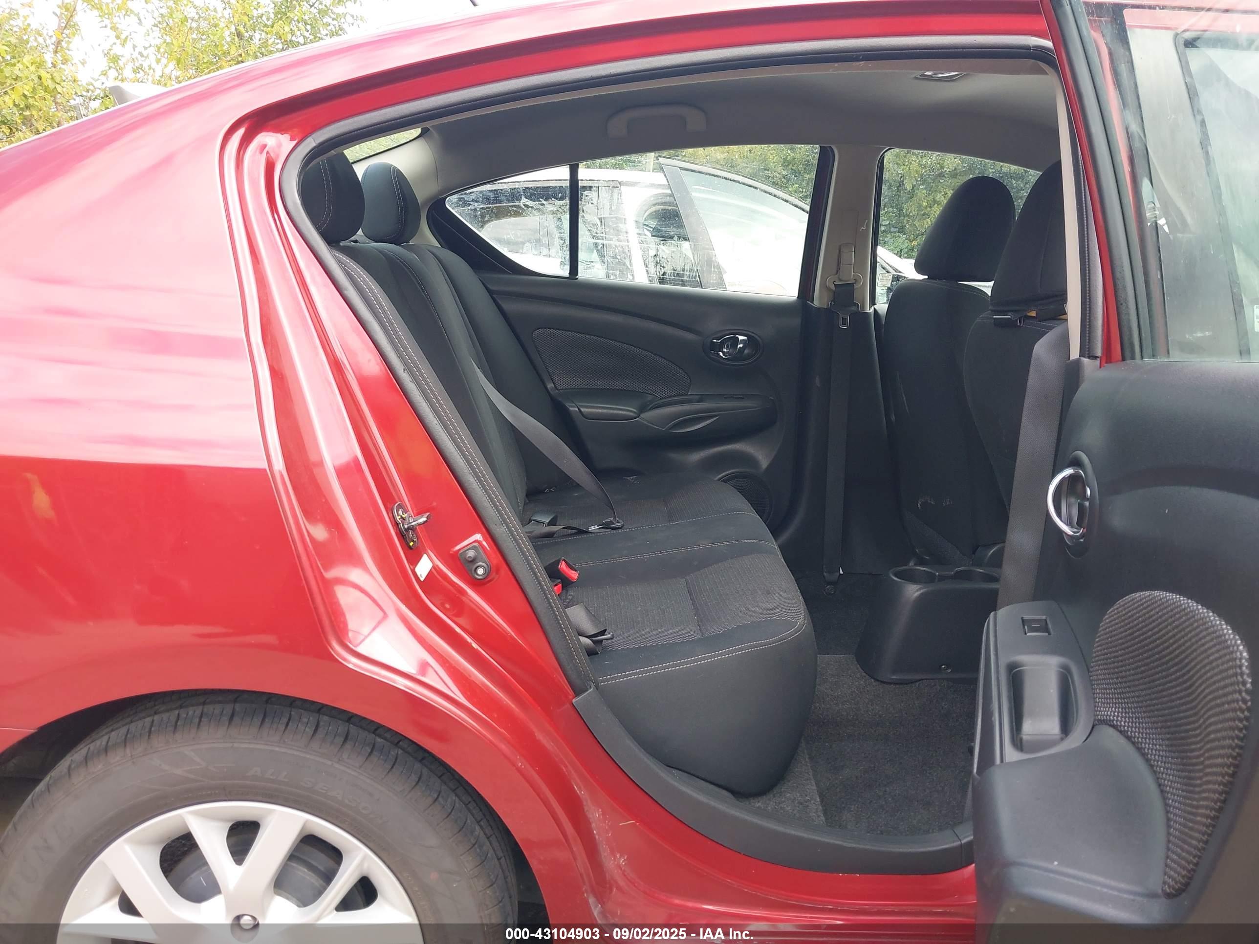 NISSAN VERSA image 8