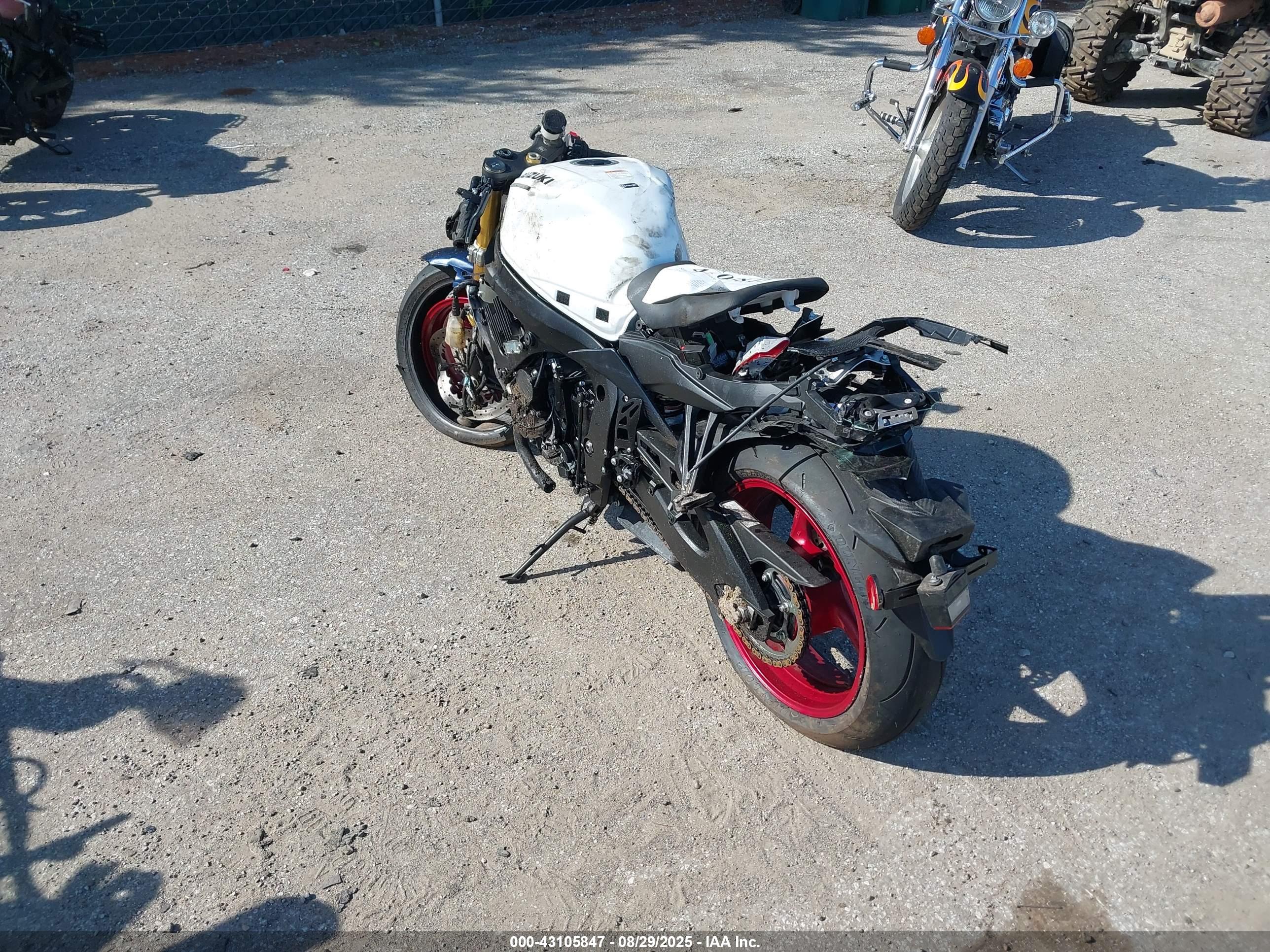 SUZUKI GSX-R750 image 3