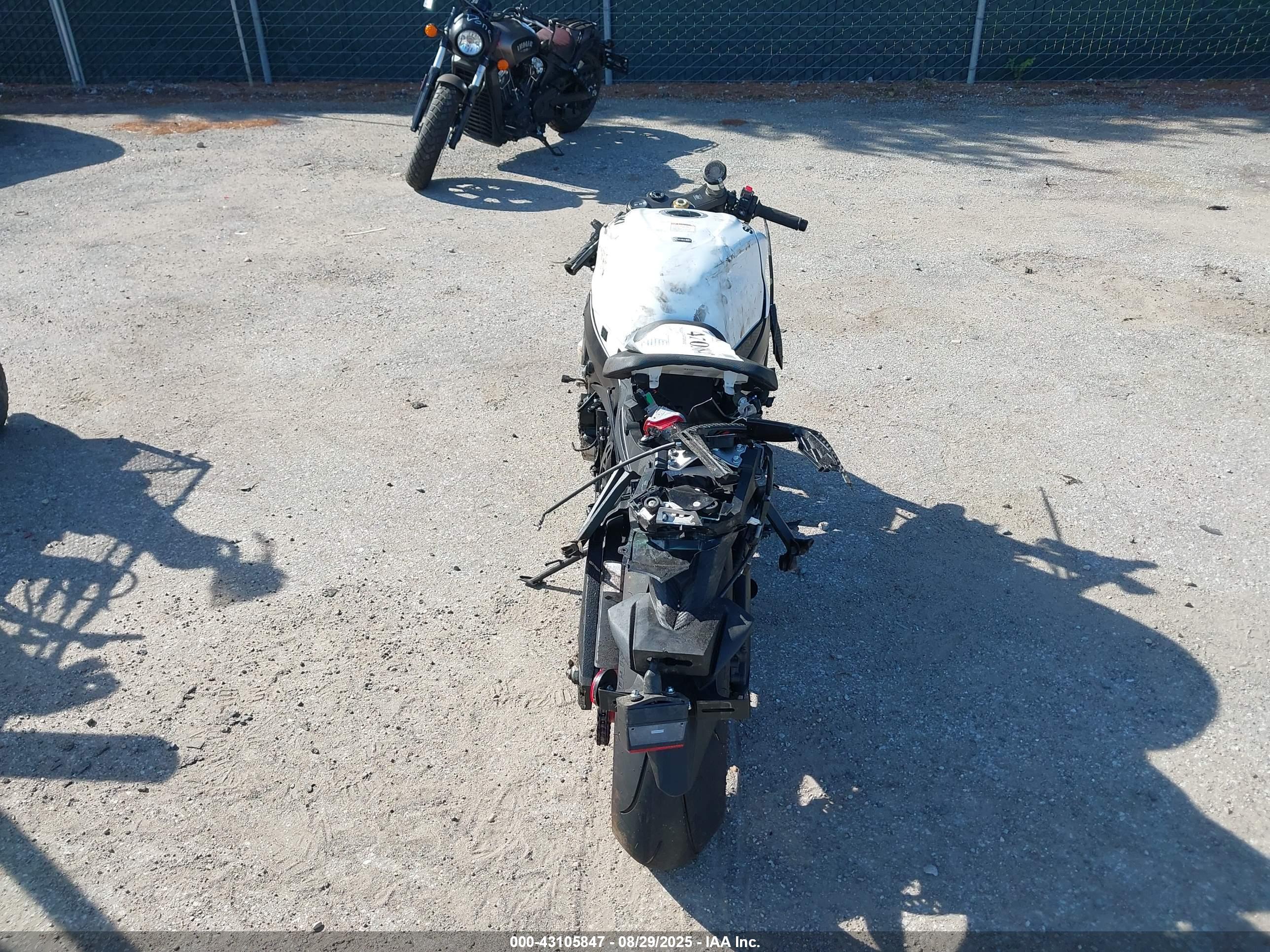 SUZUKI GSX-R750 image 6