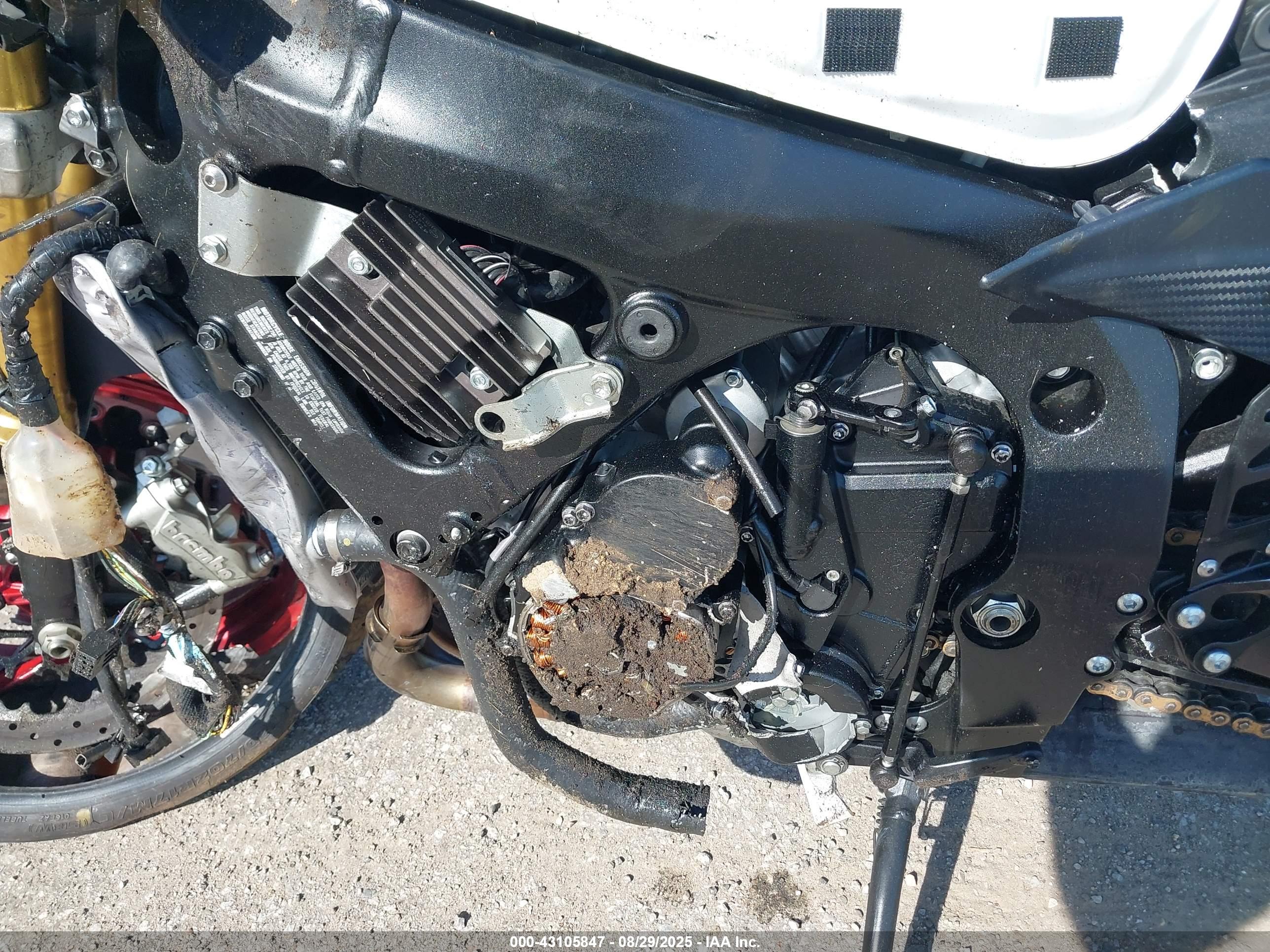 SUZUKI GSX-R750 image 9