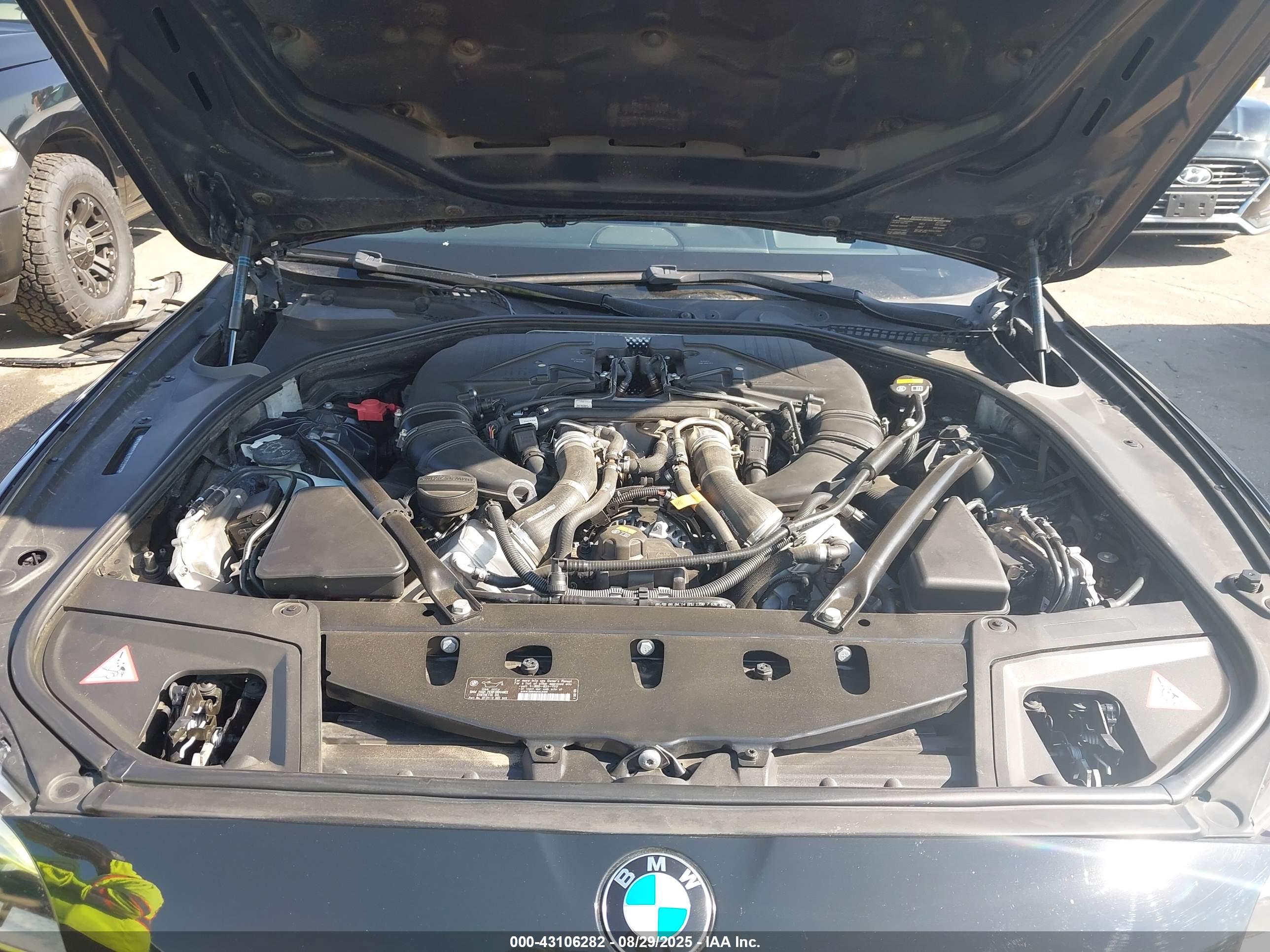 BMW 550I image 10