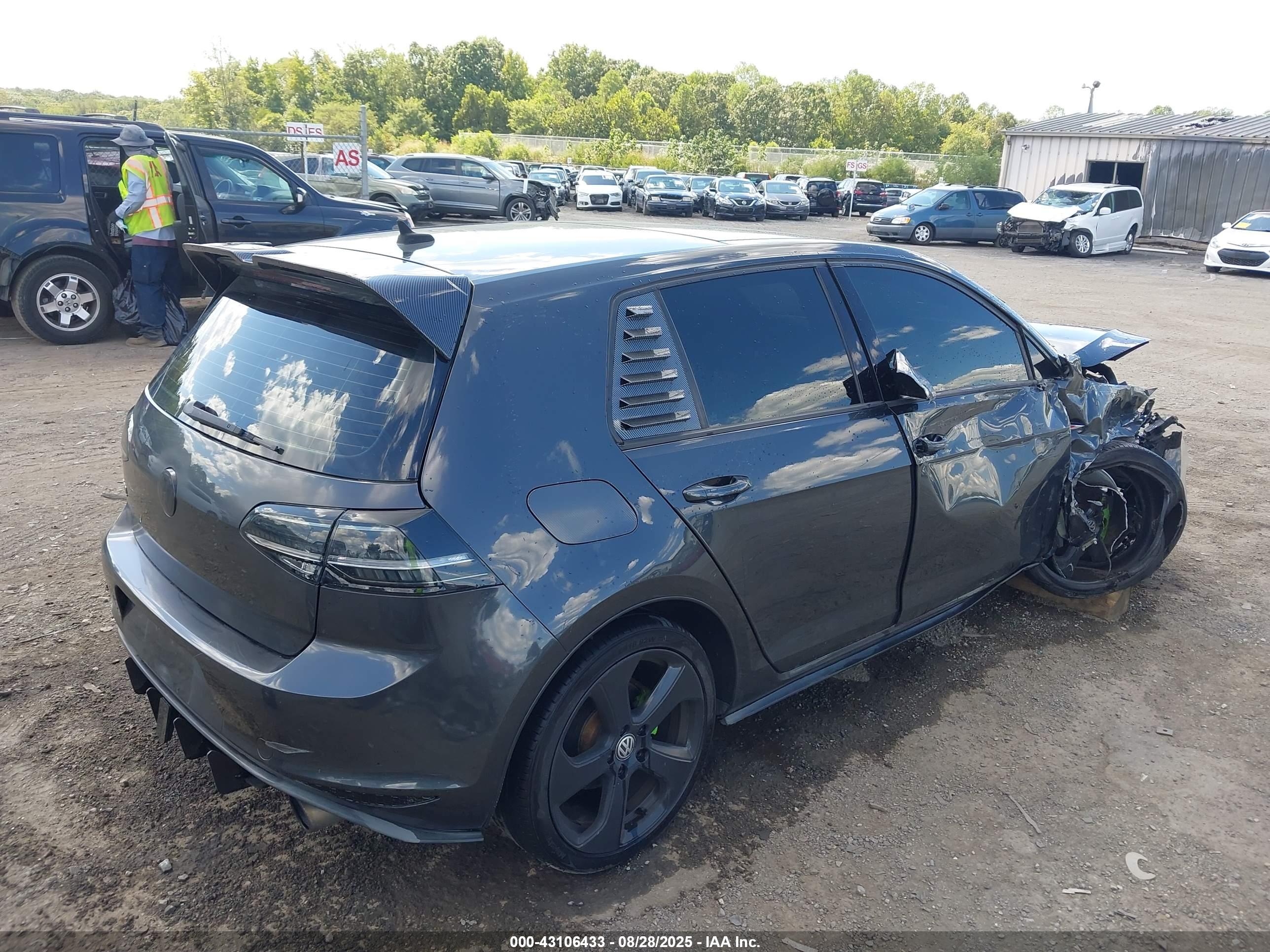 VOLKSWAGEN GOLF image 4