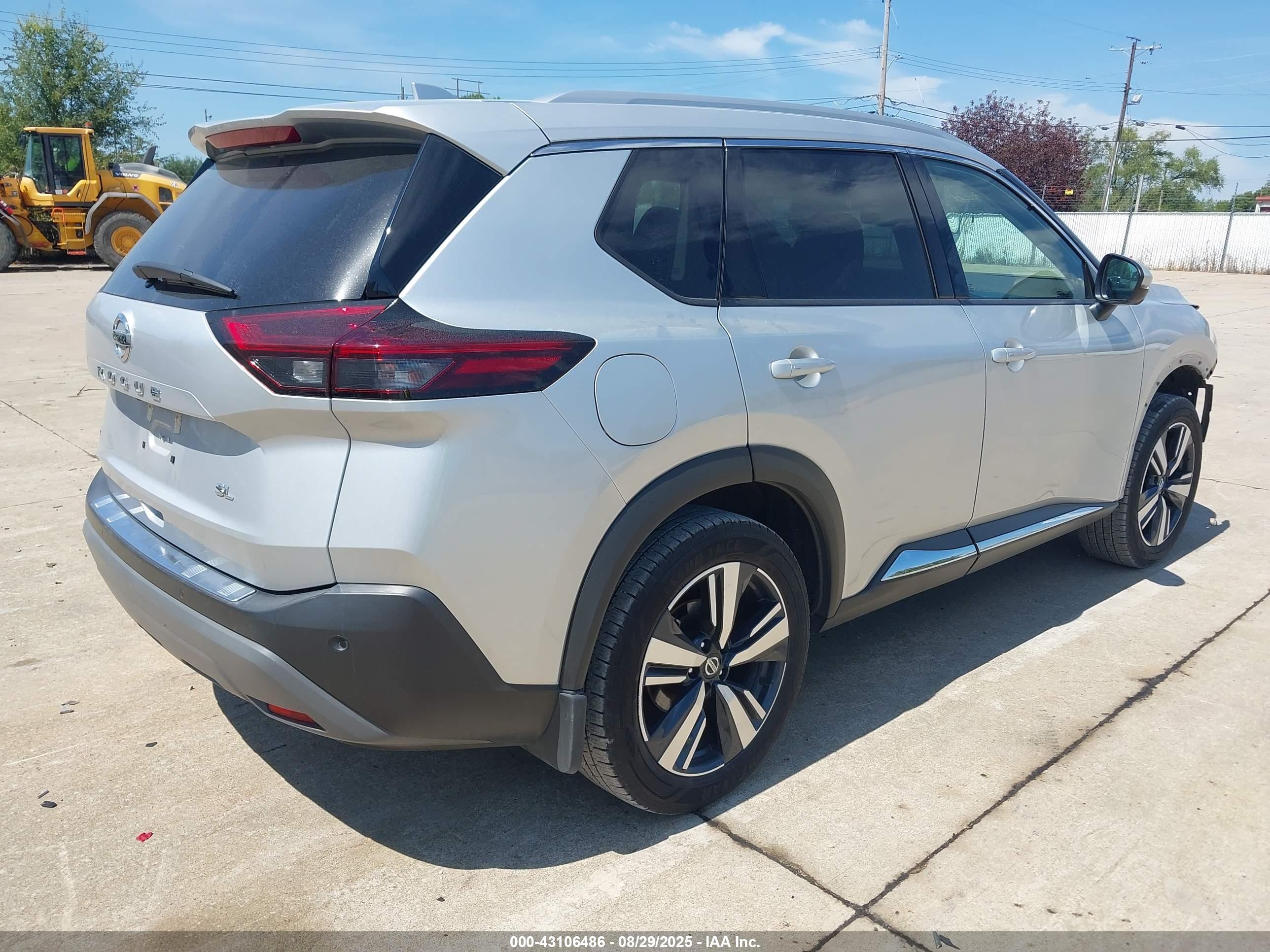 NISSAN ROGUE image 4
