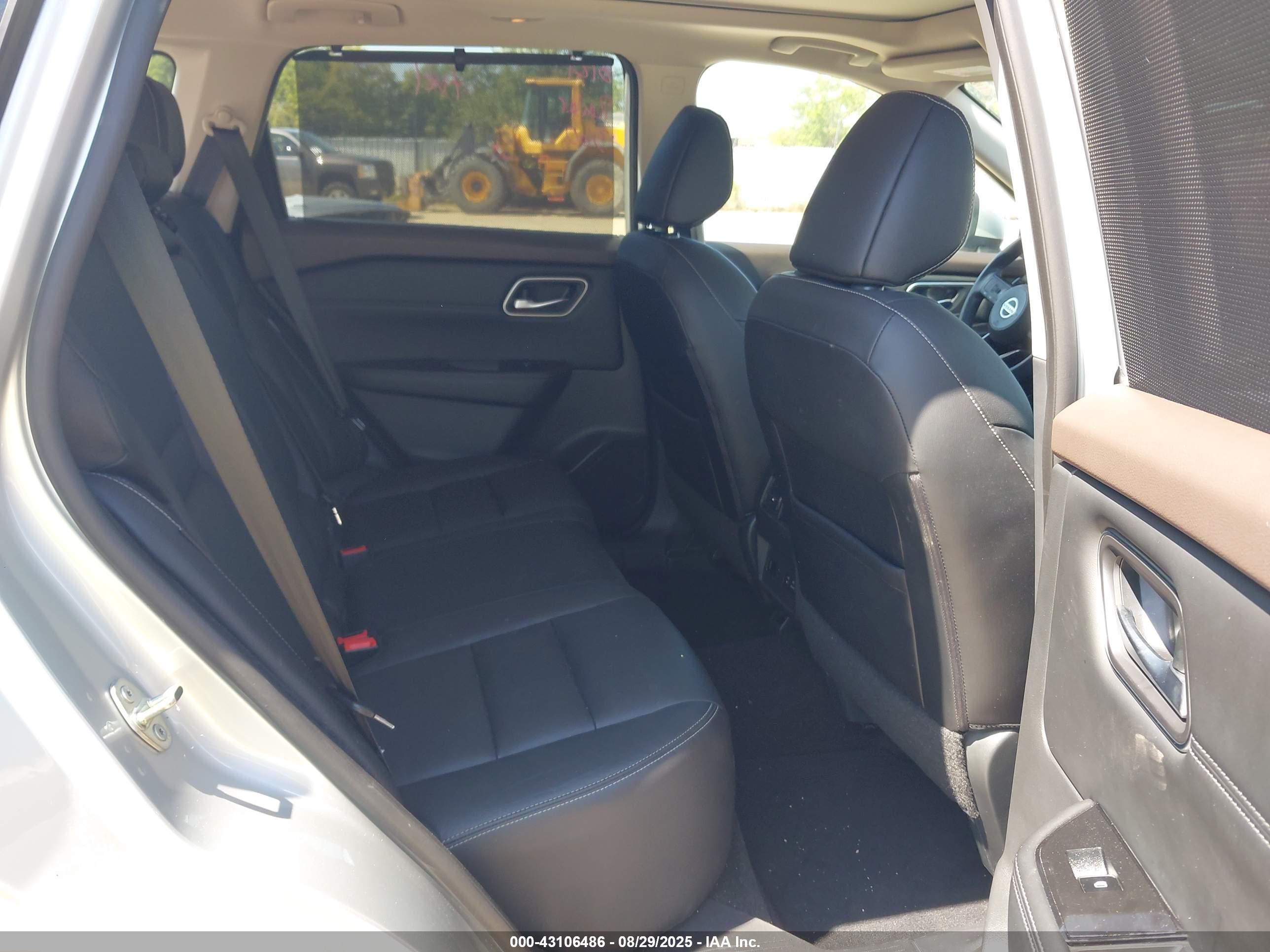 NISSAN ROGUE image 8